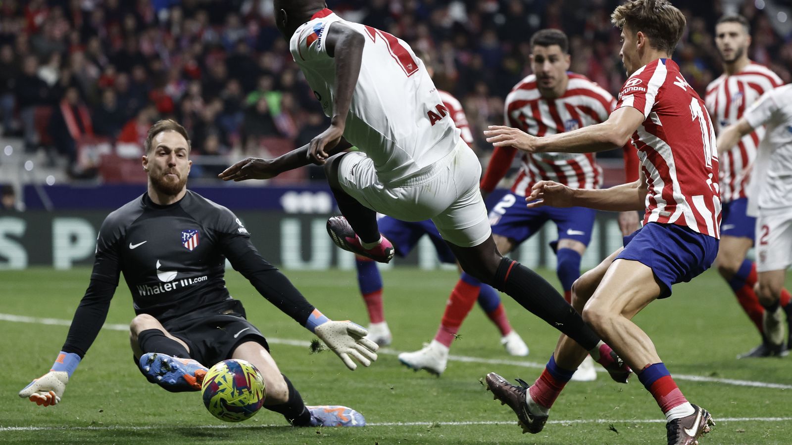 Gueye sufre el derribo por parte de Llorente que fue señalado como penalti.