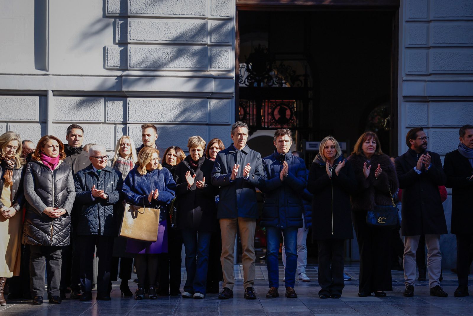 Los distintos concejales del Ayuntamiento aplauden tras el minuto de silencio de esta mañana.
