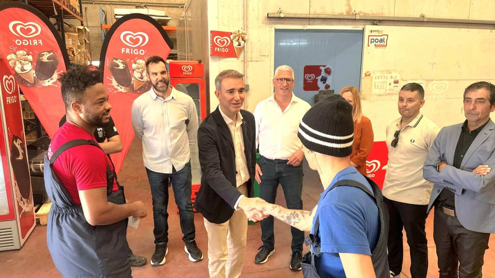 Amós García Hueso saludando a uno de los estudiantes.