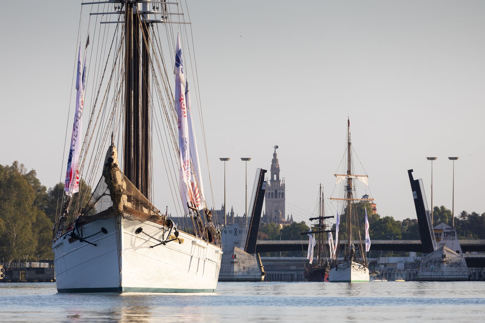 Los veleros de laa Iacobus Maris zarpan desde Sevilla rumbo a Oporto.