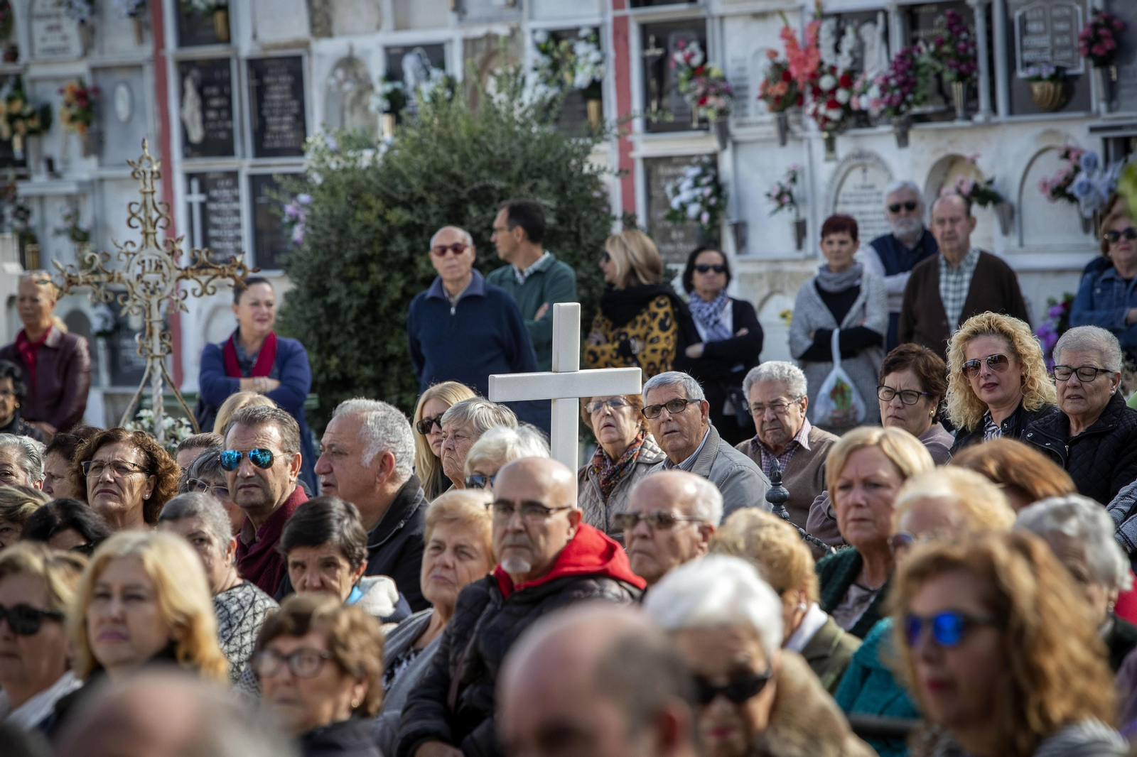 Asistentes a la misa por los fieles difuntos en el cementerio de San Fernando, esta mañana.