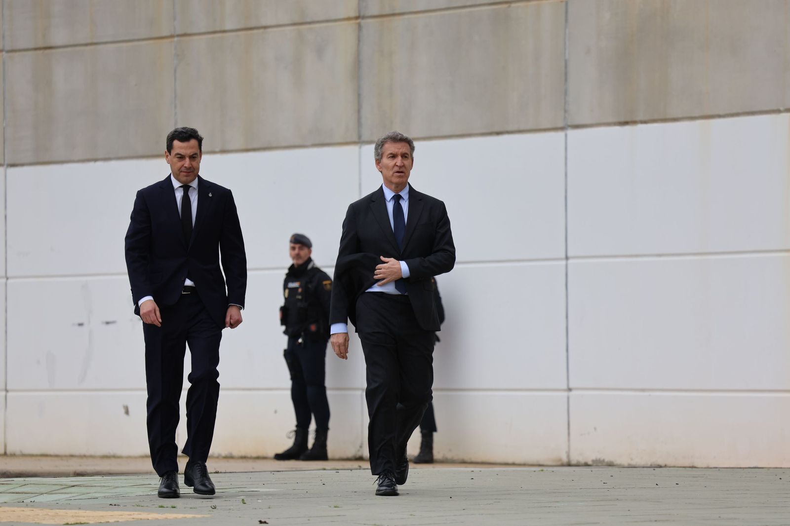 Fotografías de la llegada de Juanma Moreno, Feijóo y todas las autoridades al funeral por las víctimas de Adamuz en Huelva