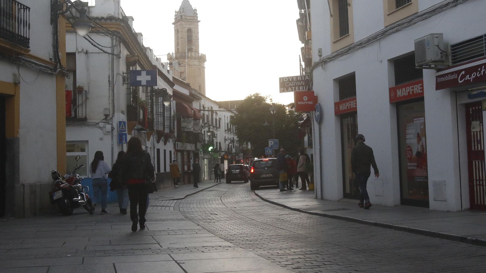 Tránsito en la calle El Realejo.