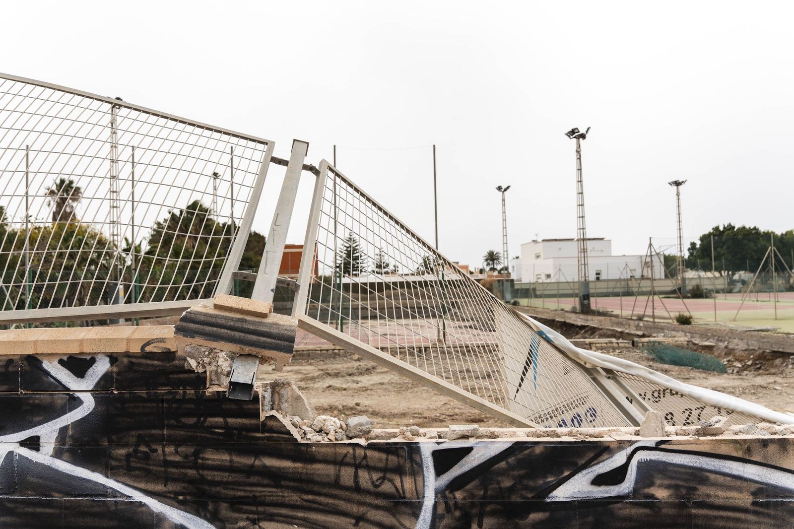 Las pistas deportivas y piscina de Costacabana, en imágenes