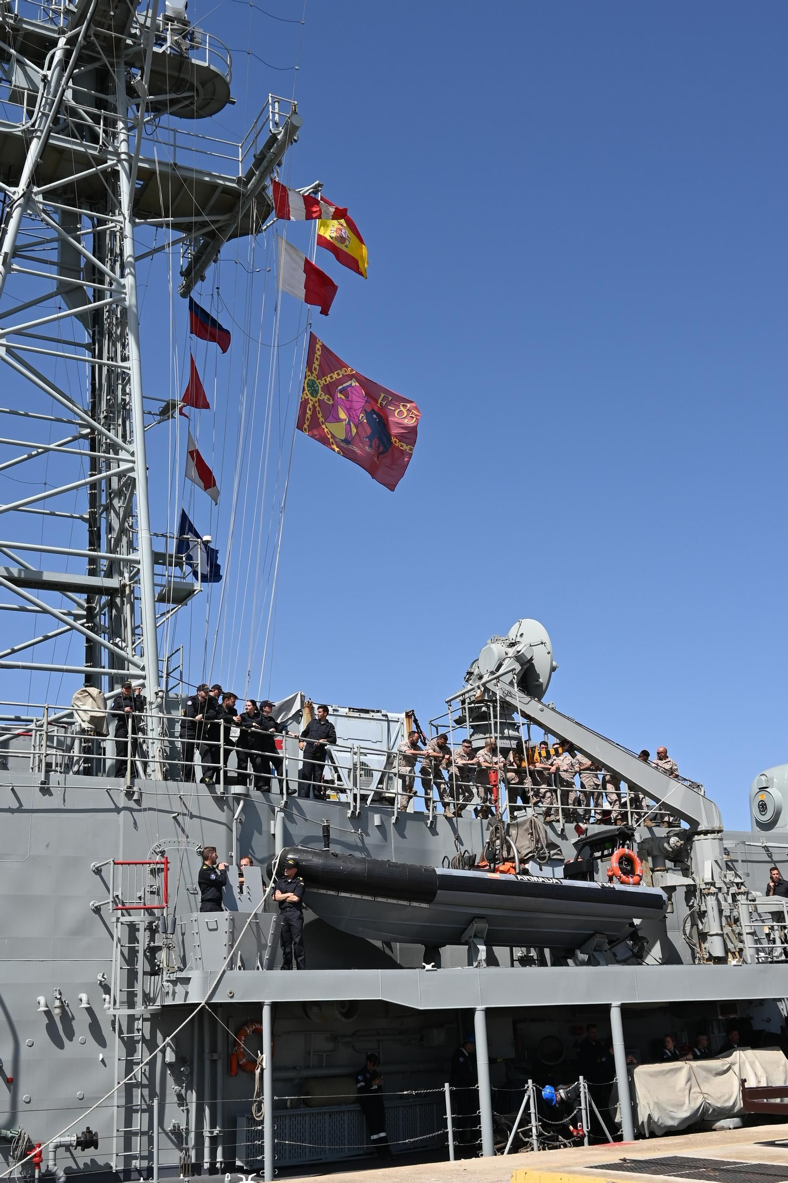 Las imágenes de la despedida de la fragata 'Navarra' de la Armada en la Base de Rota