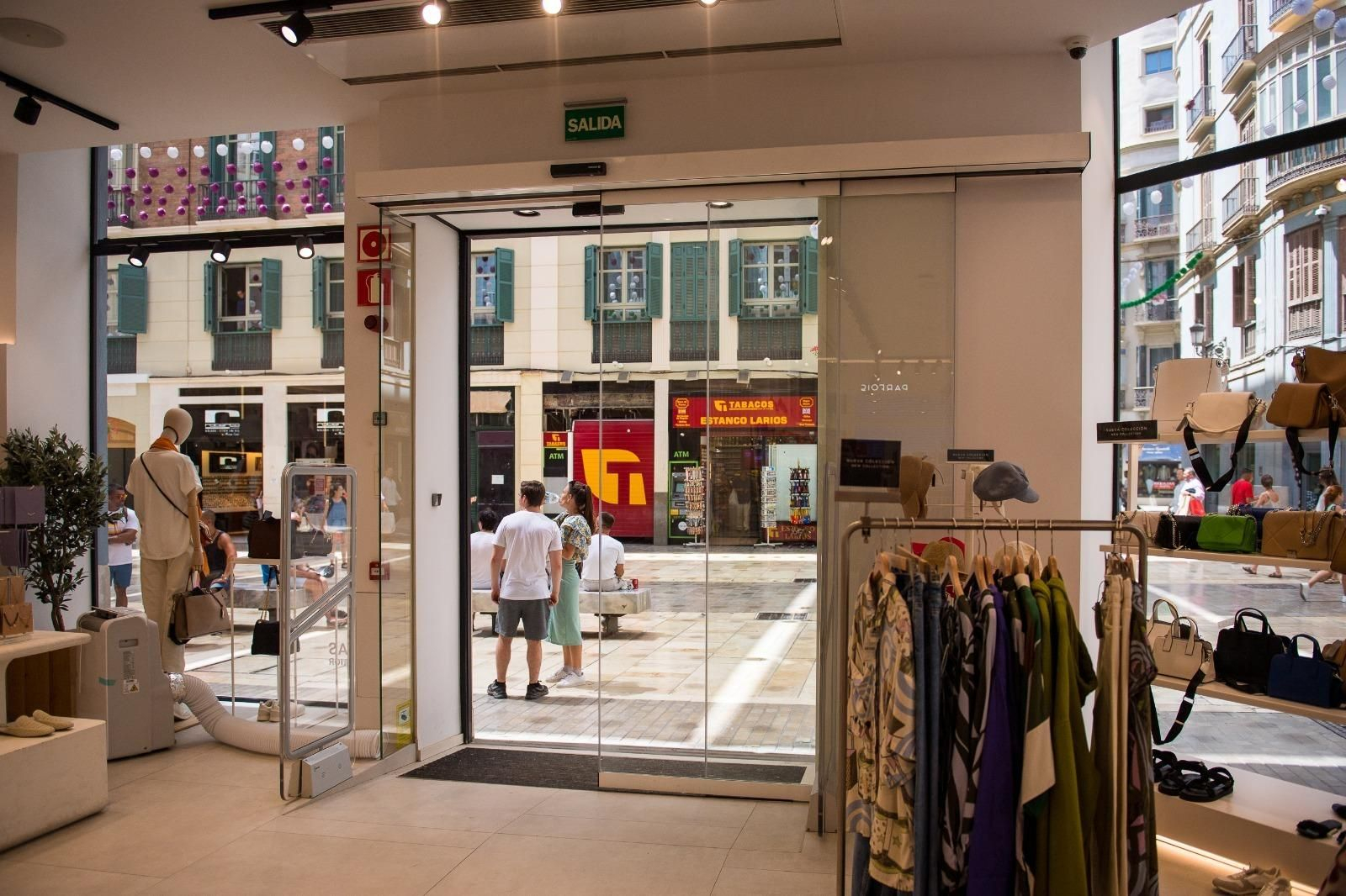 Puertas automáticas en una tienda de Málaga capital.
