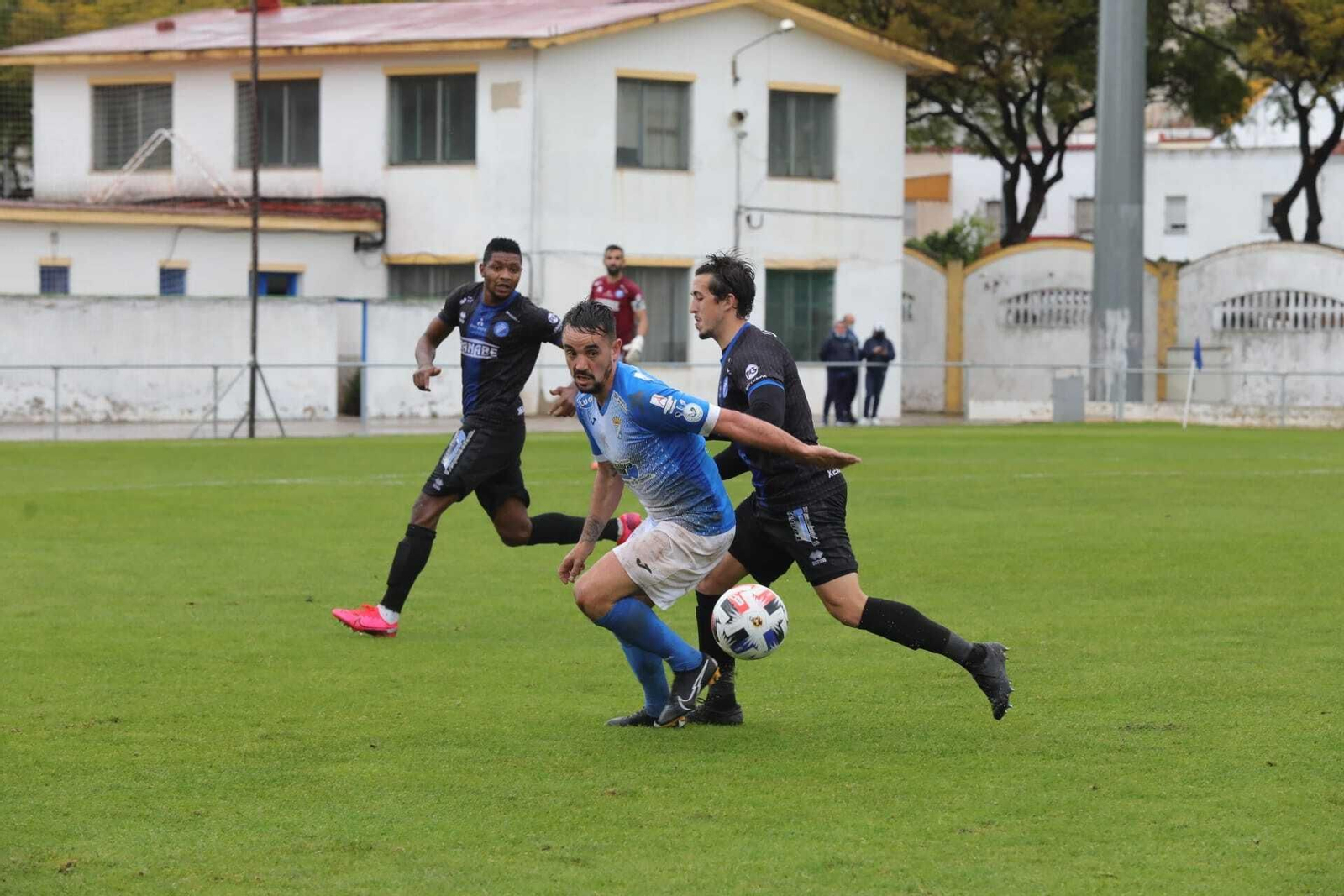 Carlos Calvo intenta llevarse el balón ante Marcelo.