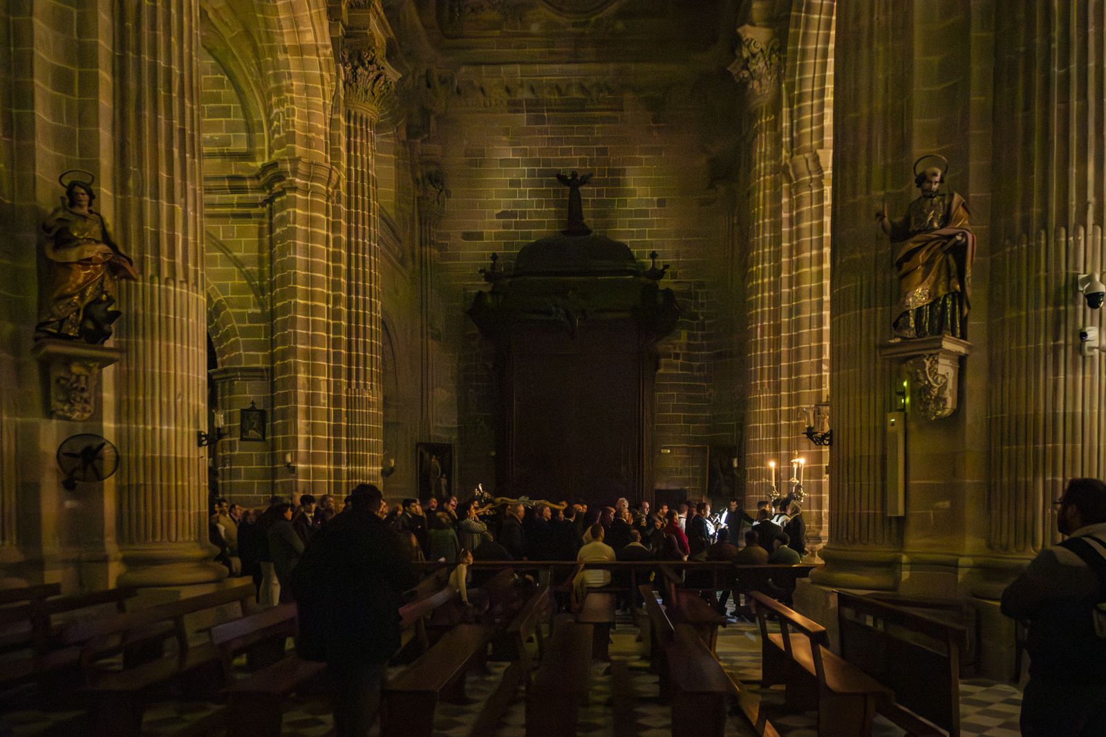 Así fue el viacrucis del Cristo de la Viga por el interior de la Catedral de Jerez