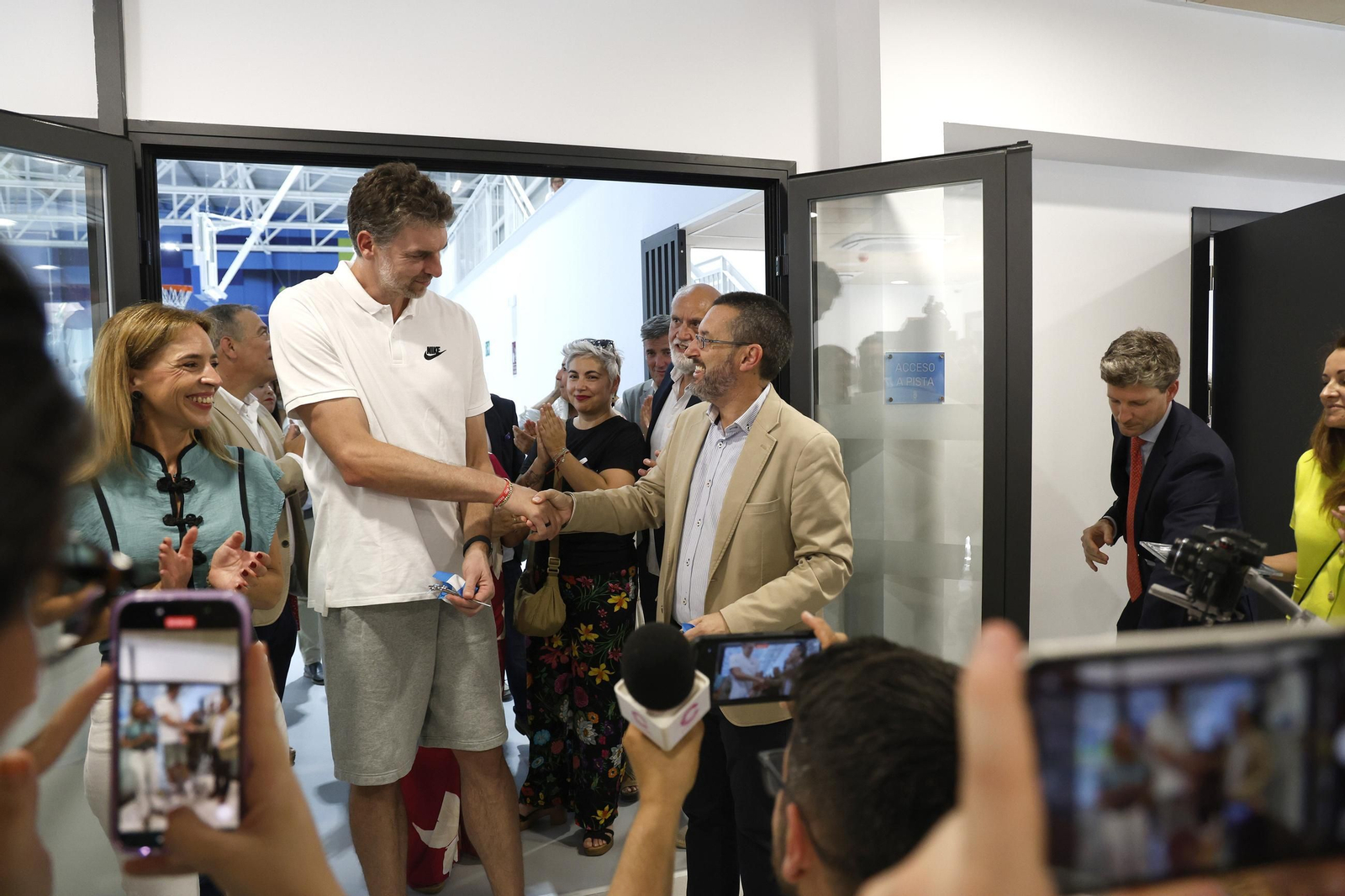 fotos de la inauguración con Pau Gasol del nuevo pabellón deportivo de Punto Ribot en La Línea