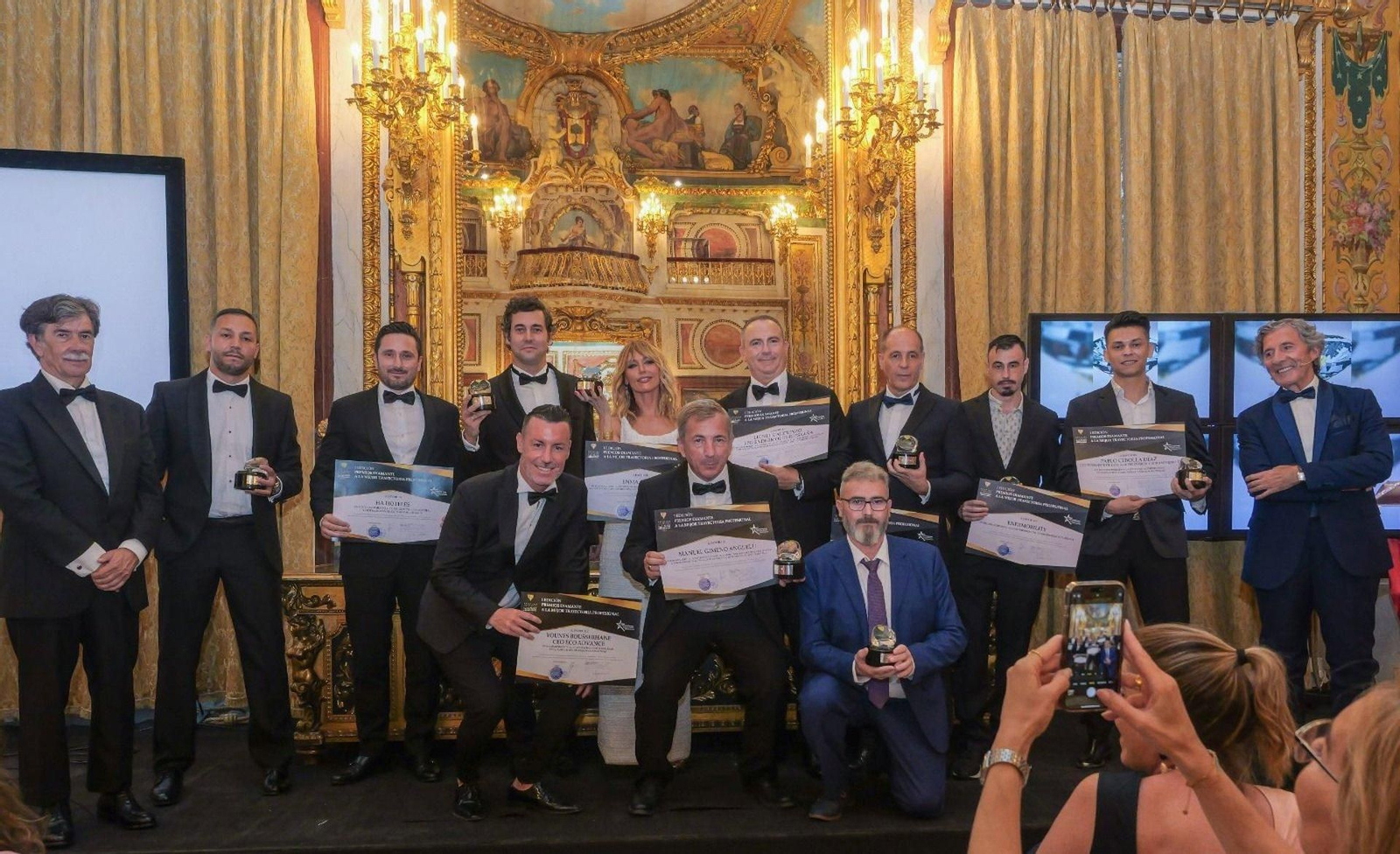 Galardonados con el Premio Diamante celebran su reconocimiento.