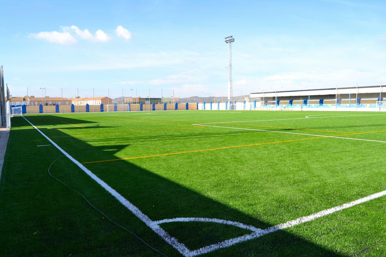 Campo de fútbol de Campillos, tras los trabajos de sustitución del césped.