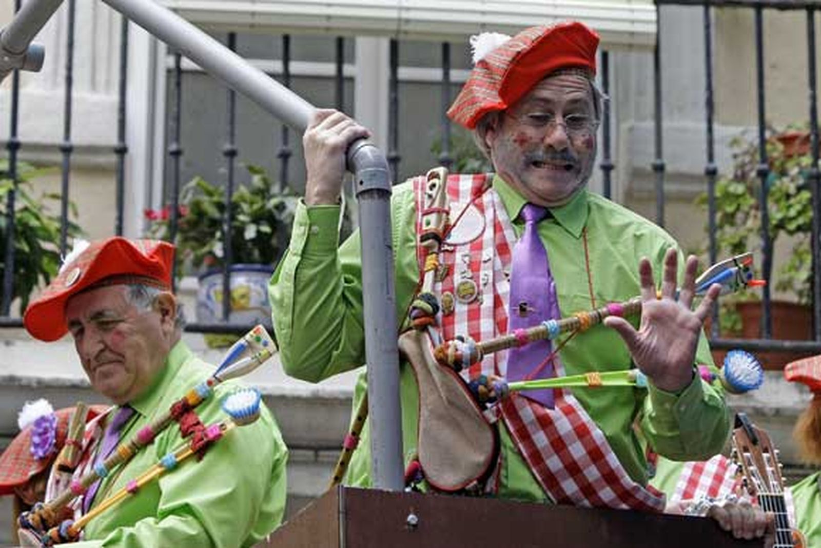 Gaditanos y foráneos tomaron las calles del centro en el primer fin de semana de Carnaval

Foto: Julio Gonzalez