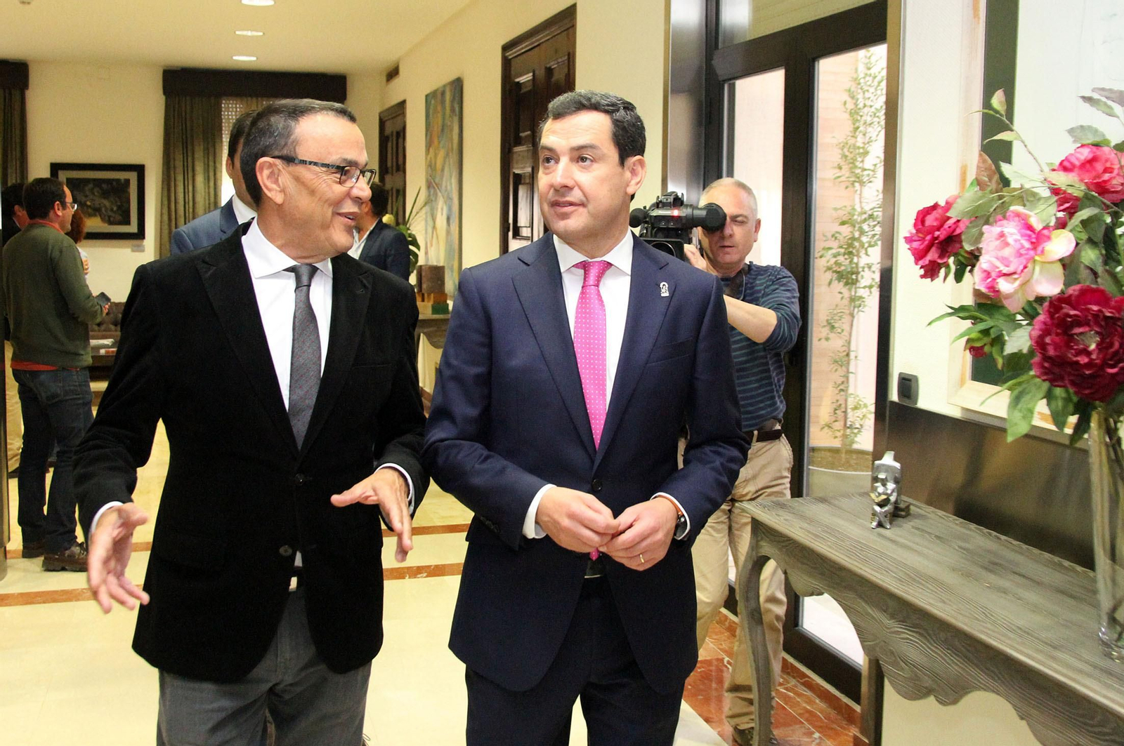 Juanma Moreno se reúne con Ignacio Caraballo en la Diputación, en imágenes