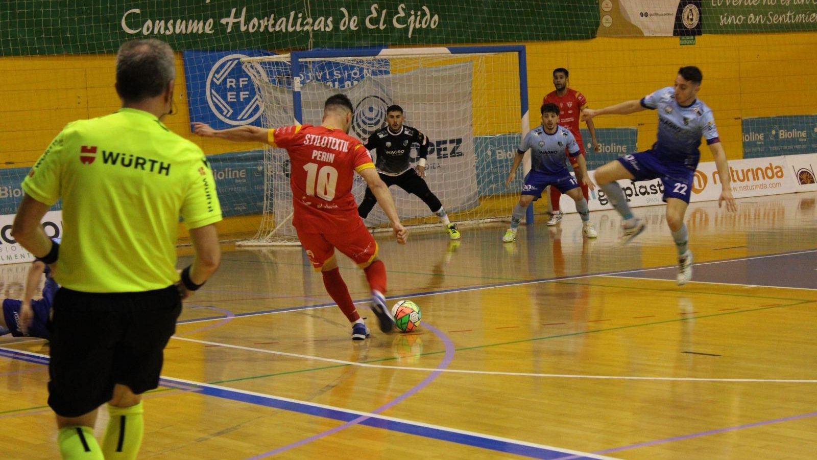 Lucas Perin dispara a puerta.