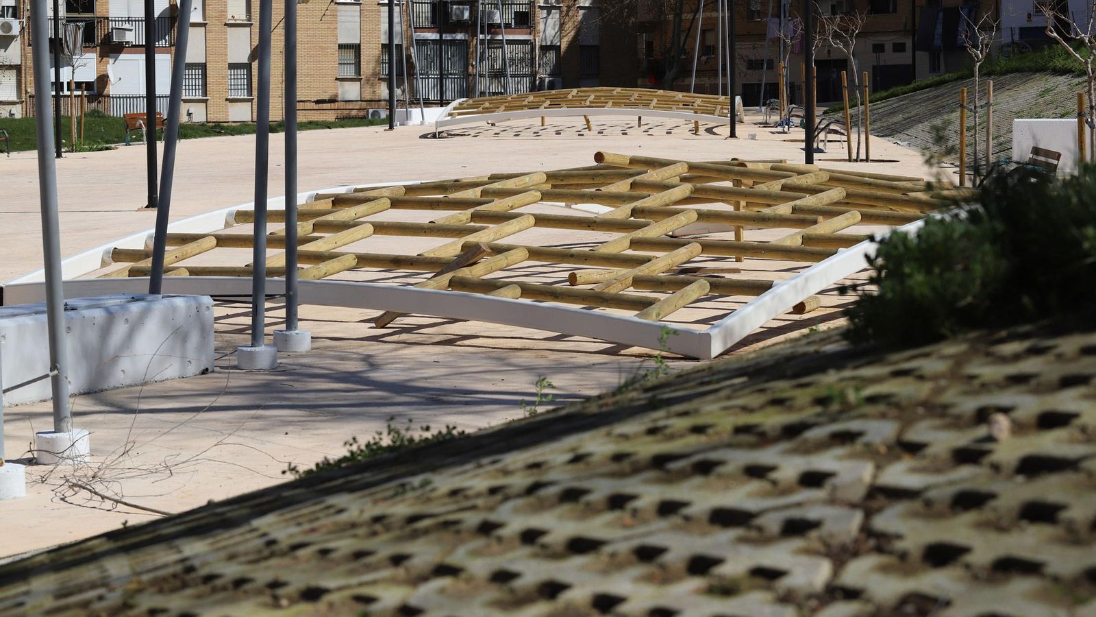 Estructuras de madera pendientes de colocar con las piezas de acero que deben asegurar los nuevos templetes.