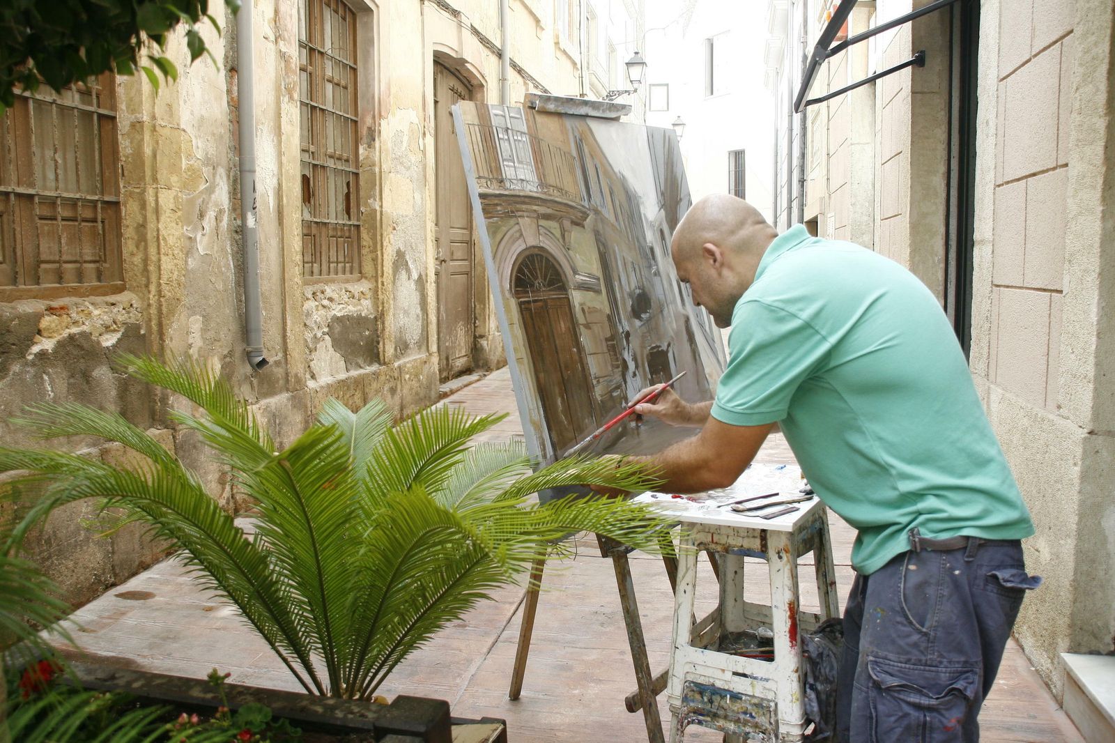 Un pintor plasma en su lienzo una de las antiguas fachadas del casco histórico