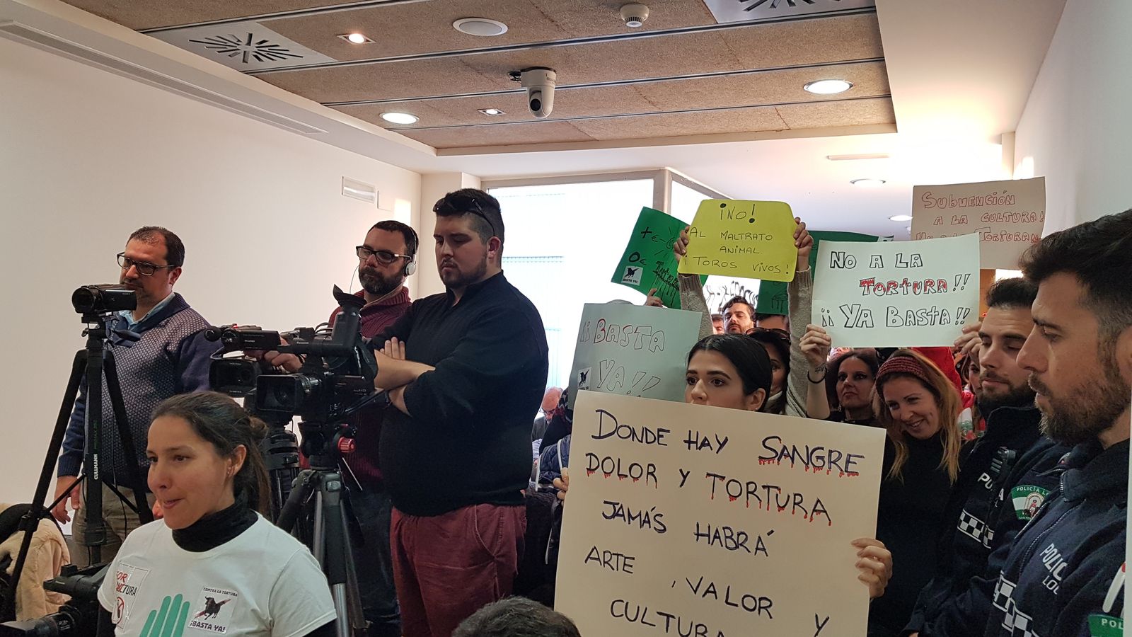 El colectivo anti taurino levanta sus pancartas durante el pleno.