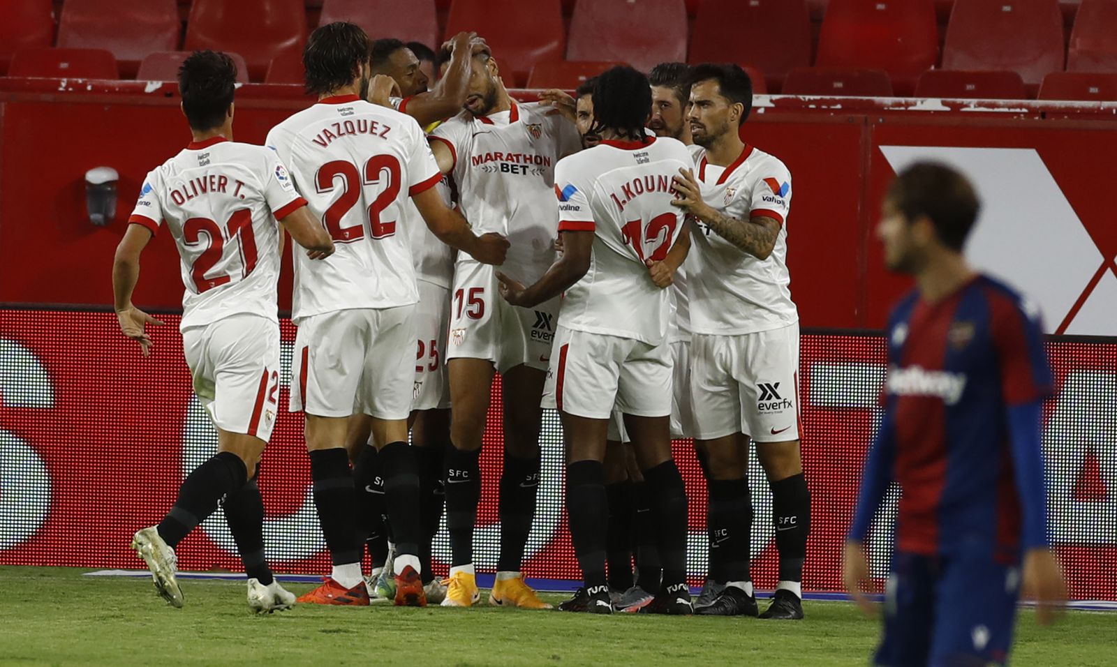 En-Nesyri es felicitado por sus compañeros.