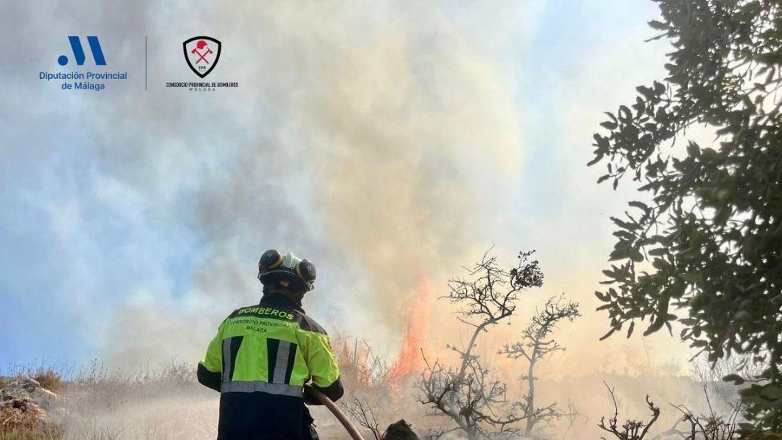 Un bombero actúa en el incendio en Periana