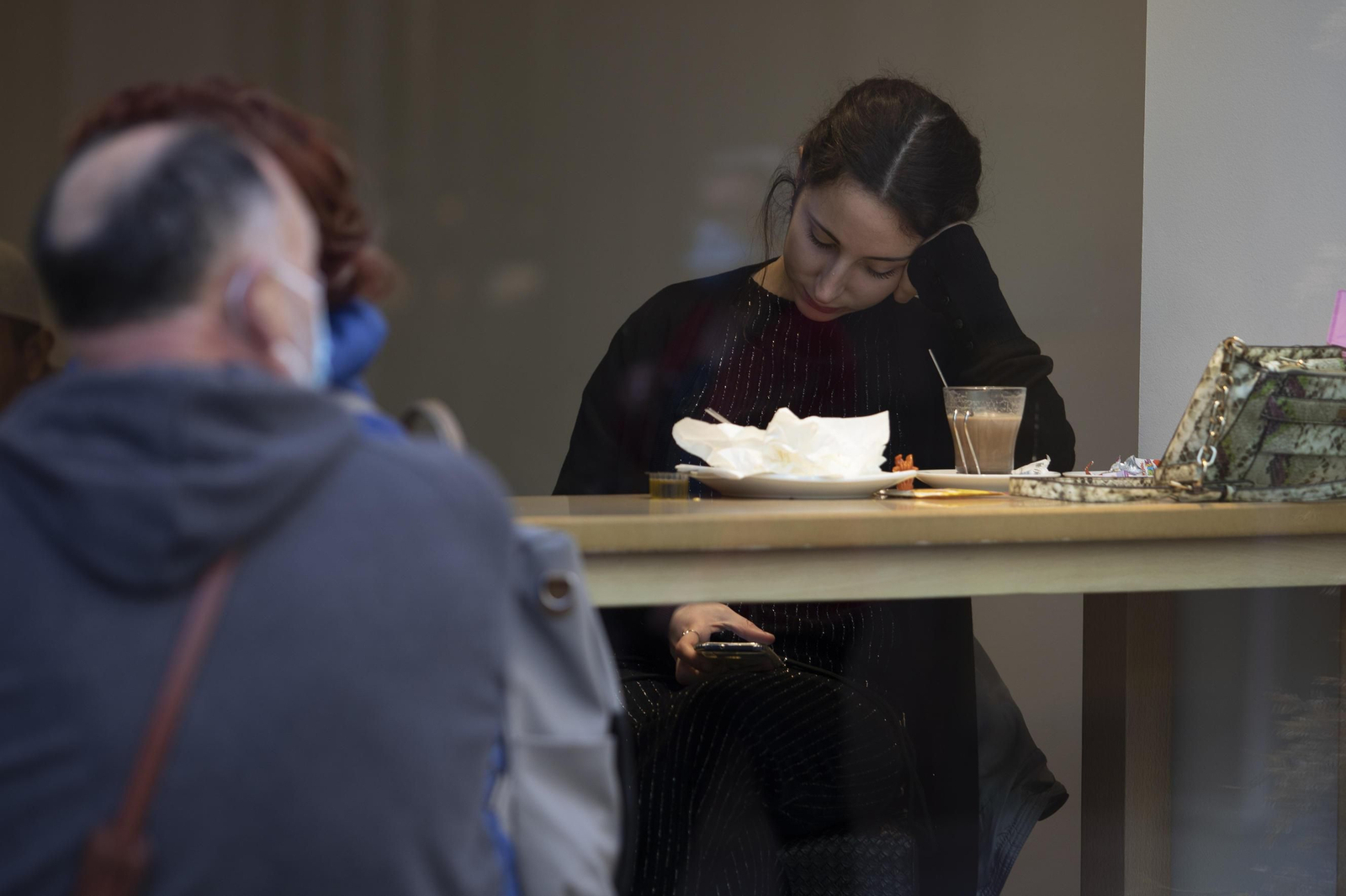 Así ha sido la vuelta de los bares y comercios de Granada tras tres semanas de cierre, en imágenes