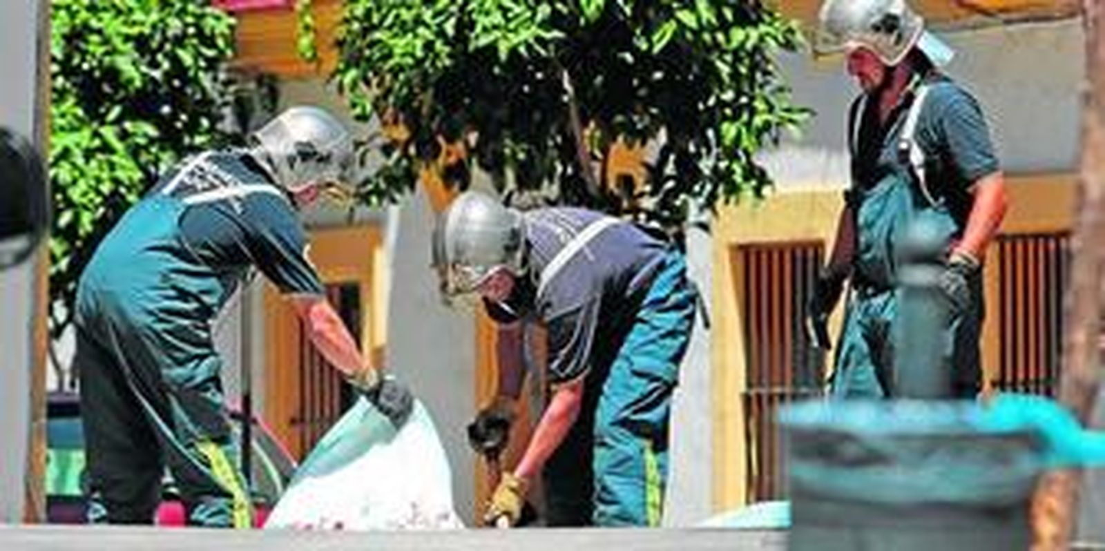 Los bomberos se personaron en el lugar de los hechos para borrar las manchas de sangre de la calzada de la calle Molino del Viento, en el barrio de San Miguel.