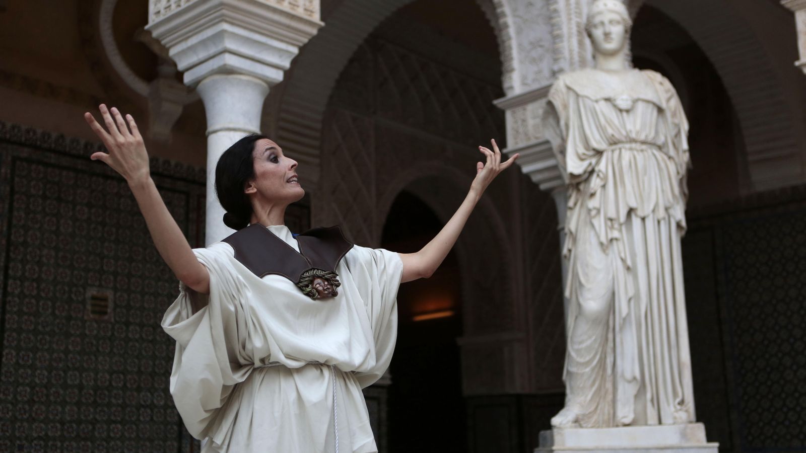 Atenea presentando a sus compañeras en el patio