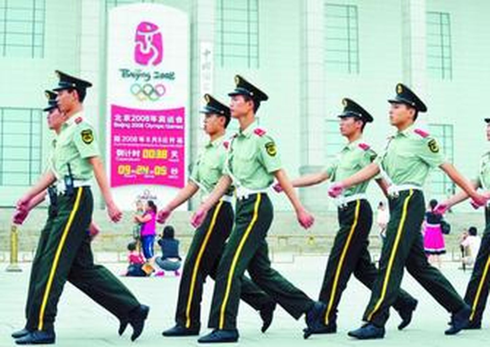 Un grupo de policías chinos vigila una calle de Pekín donde las medidas de seguridad se han multiplicado.