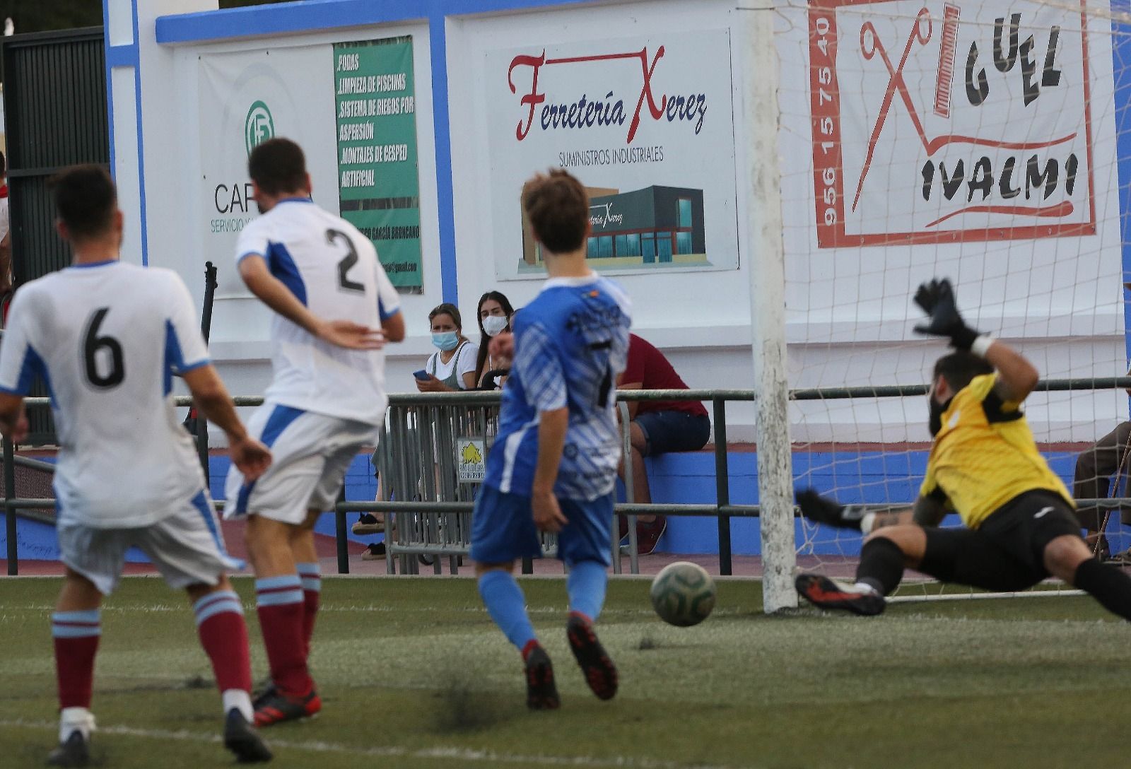 Momento en el que Currito supera a Lebrón para hacer el 1-0.