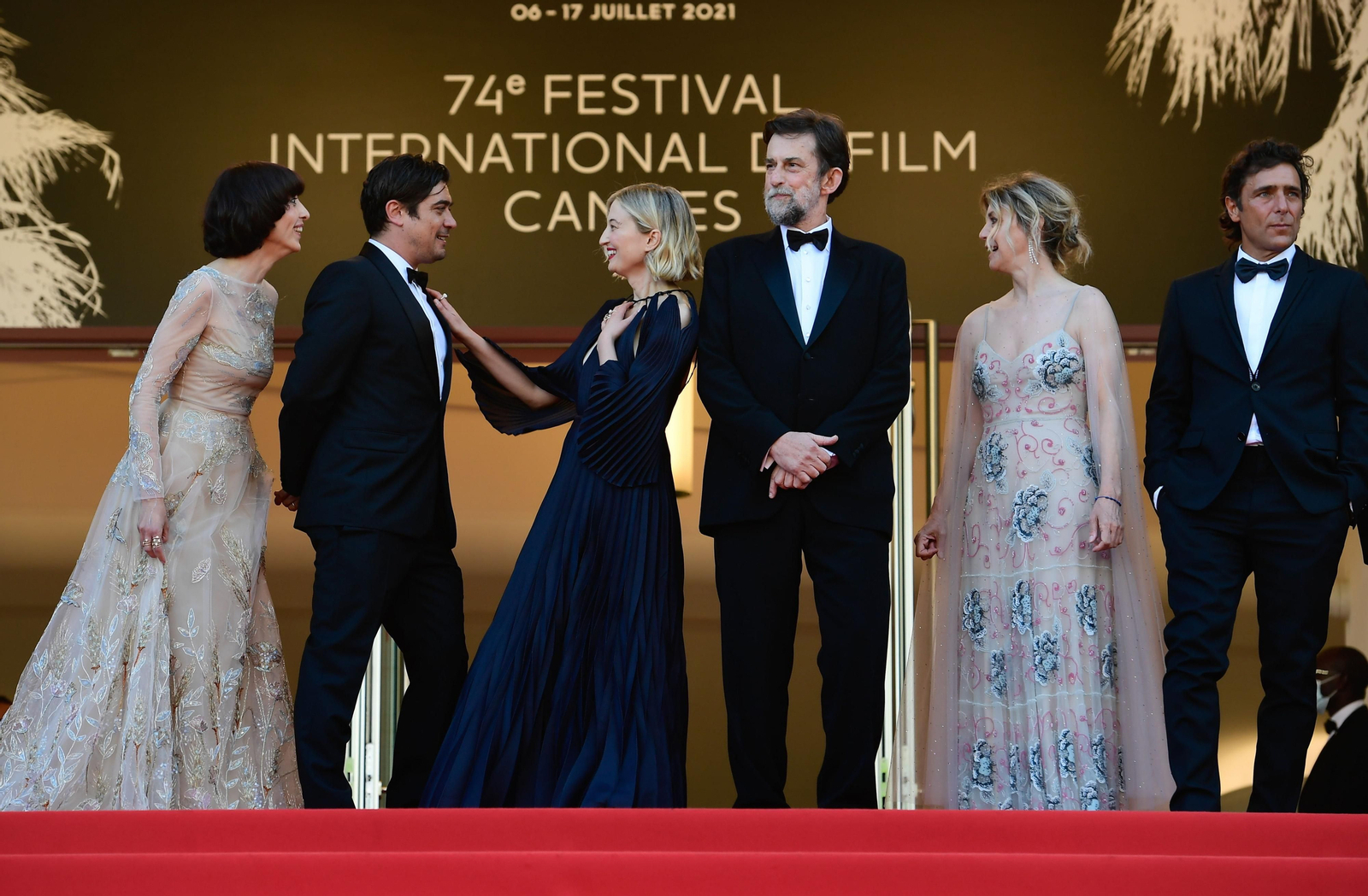 Nanni Moretti, en el centro, rodeado del equipo de ‘Tre piani’, la película que presentó dentro de la Sección Oficial del Festival de Cannes.