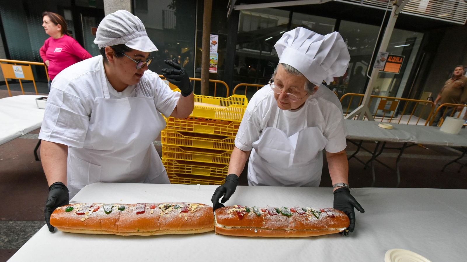 El III roscón de Reyes gigante solidario de Algeciras, en imágenes