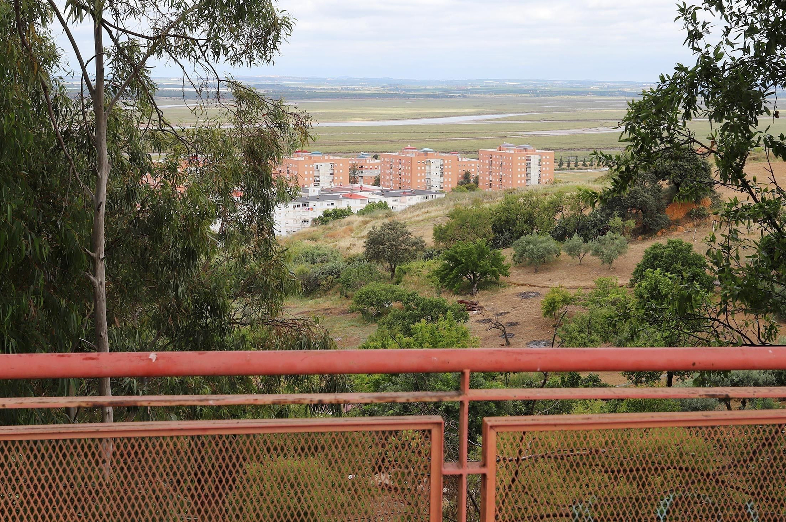 Imágenes de la suciedad, deterioro y abandono de los miradores del Conquero