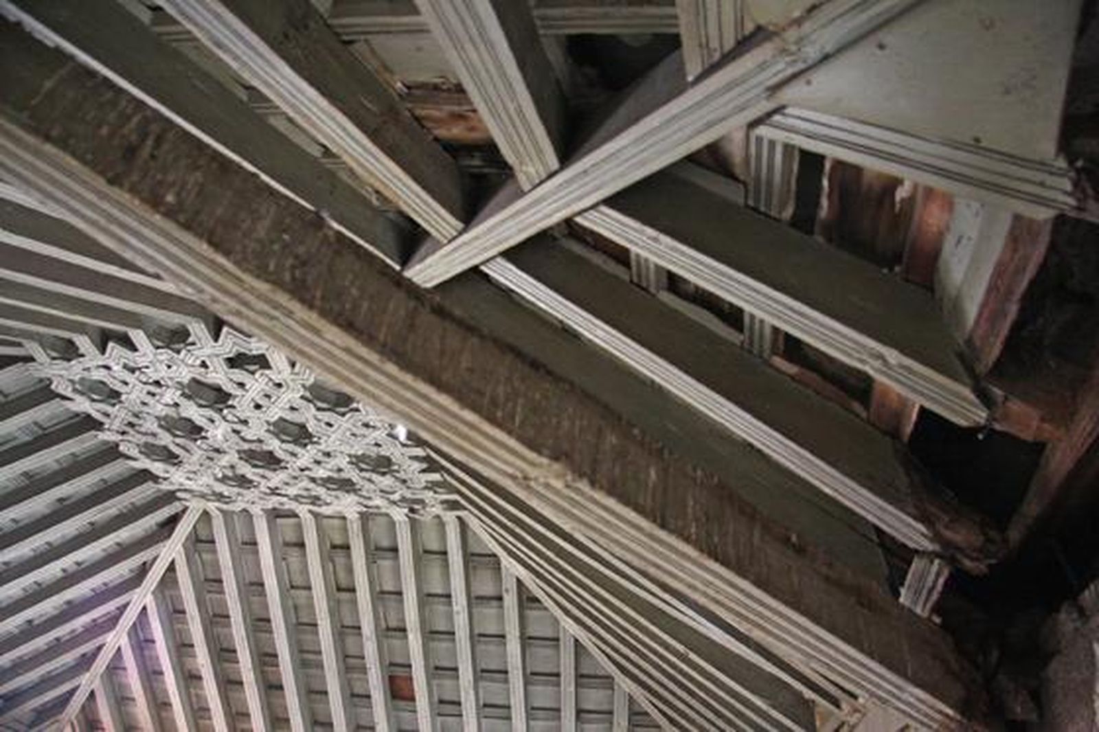 El convento Madre de Dios muestra unos tejados, esculturas, pinturas y muros plagados de desperfectos que demuestran su mal estado de conservación.

Foto: Belén Vargas