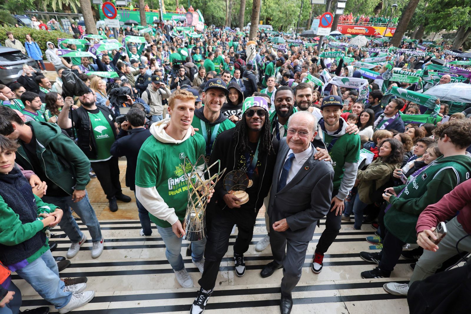 El Unicaja celebra en las calles de Málaga el título de la BCL