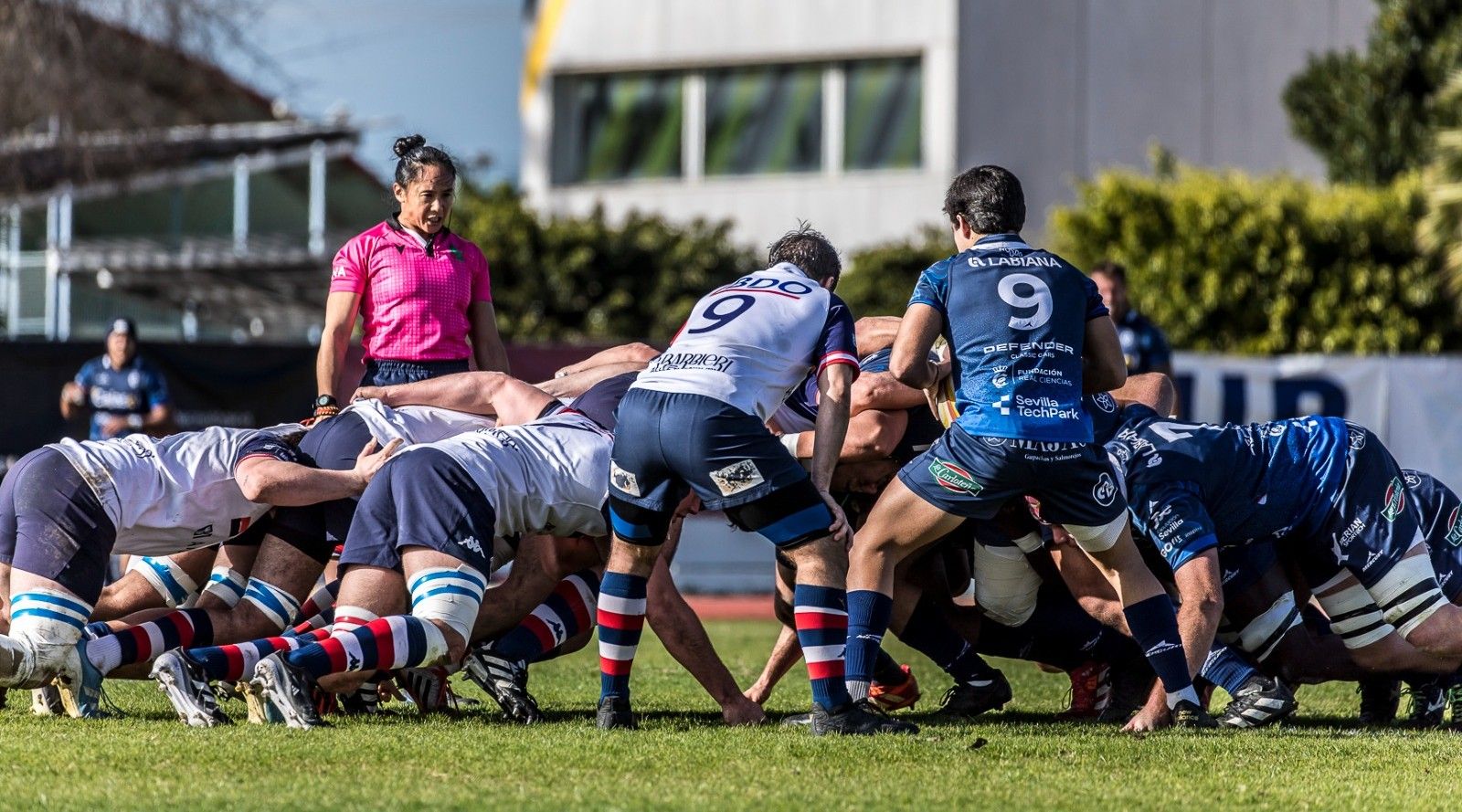 Manuel Vázquez introduce el balón en una melé en el último partido contra el Liceo Francés.