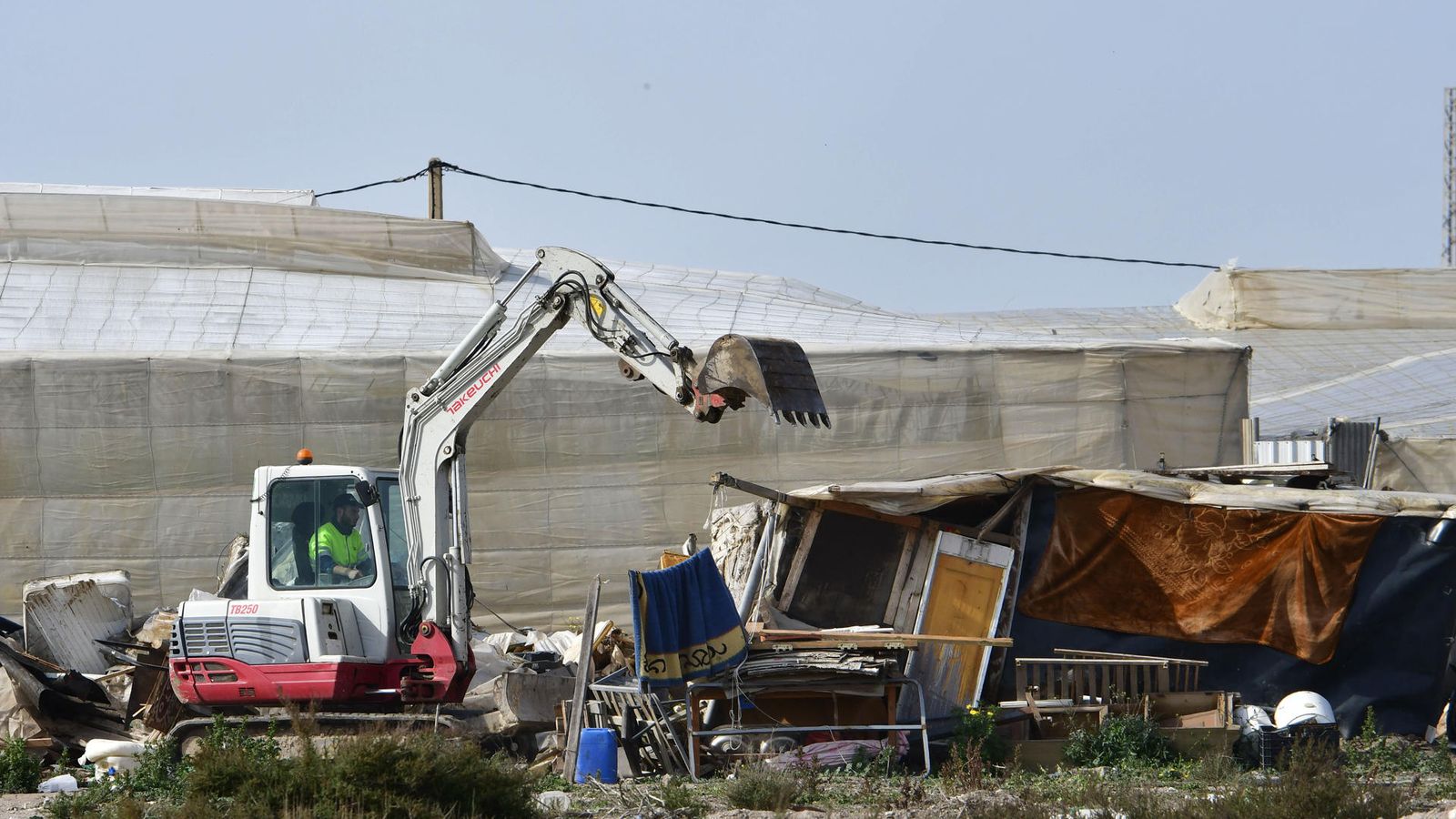 El desalojo del Cortijo El Uno de San Isidro ha tenido lugar este martes por la mañana.