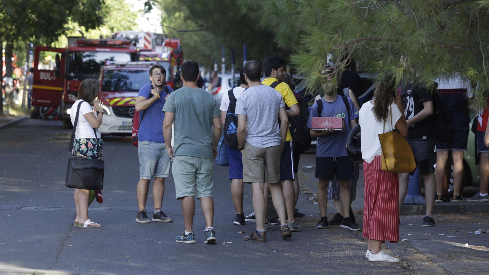 Los alumnos desalojados, en las inmediaciones de la Escuela de Ingeniería.