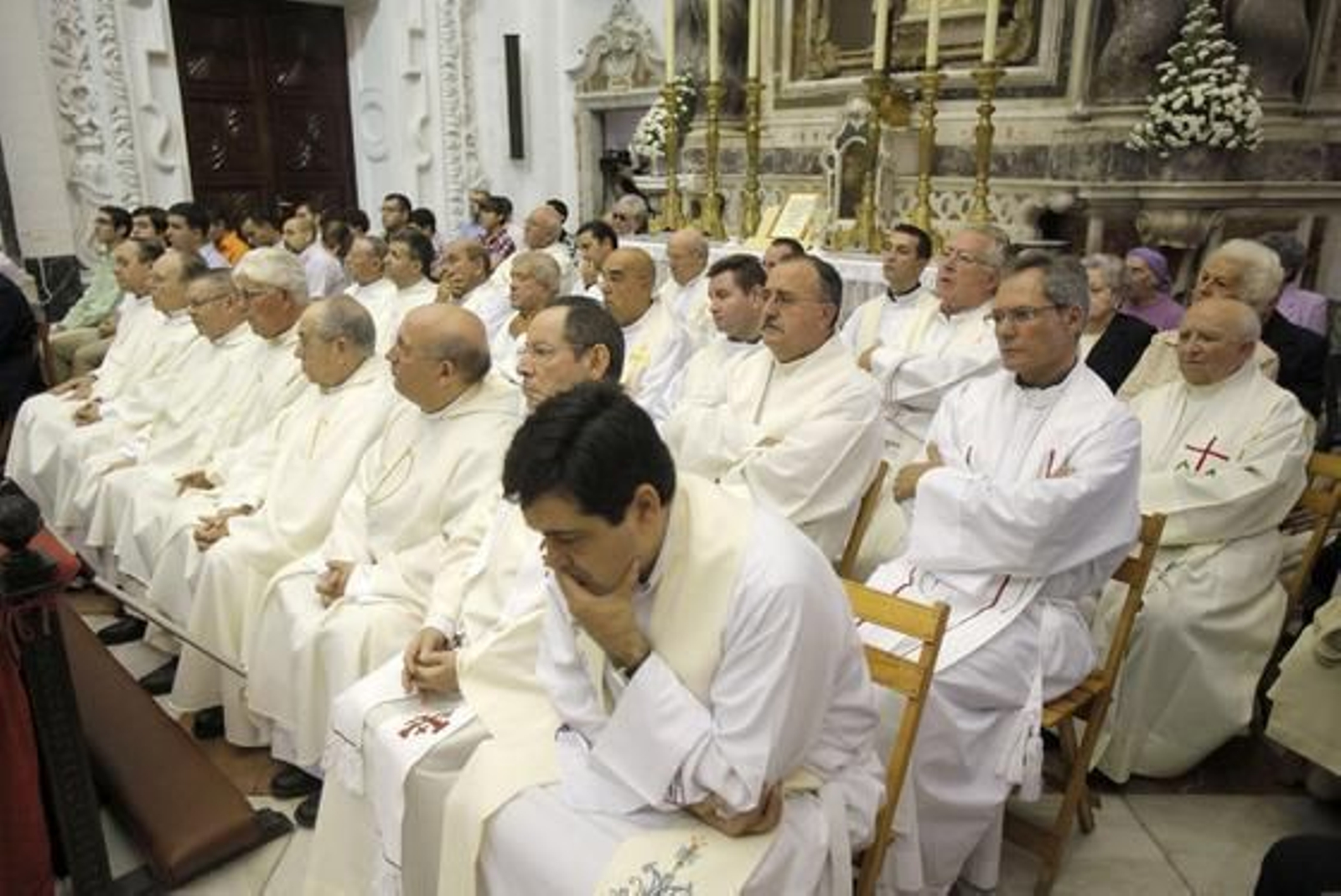 La iglesia de Santo Domingo acoge la tradicional ofrenda floral a la Virgen del Rosario con motivo del Día de la Patrona de Cádiz. 

Foto: Jesus Marin