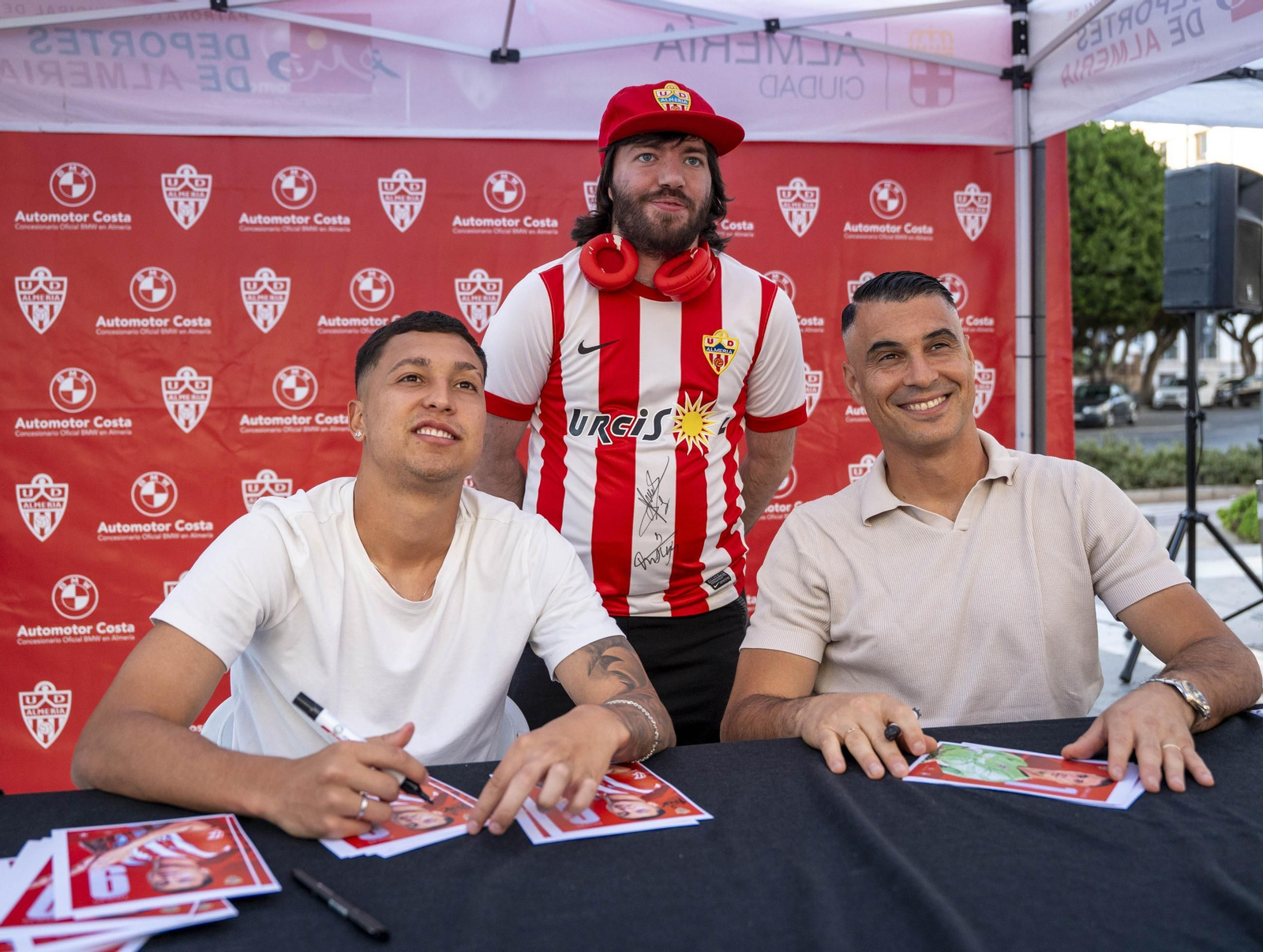 Los jugadores de la UDA Thalys y Andrés firman autógrafos