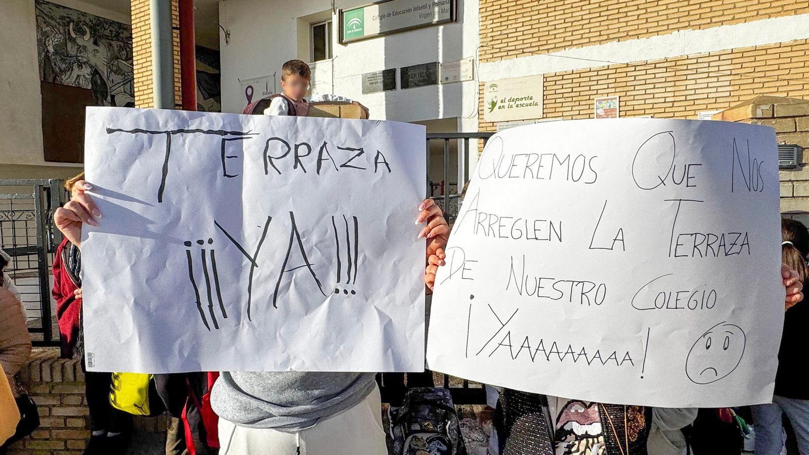 Han llevado carteles para pedir que arreglen la terraza del colegio