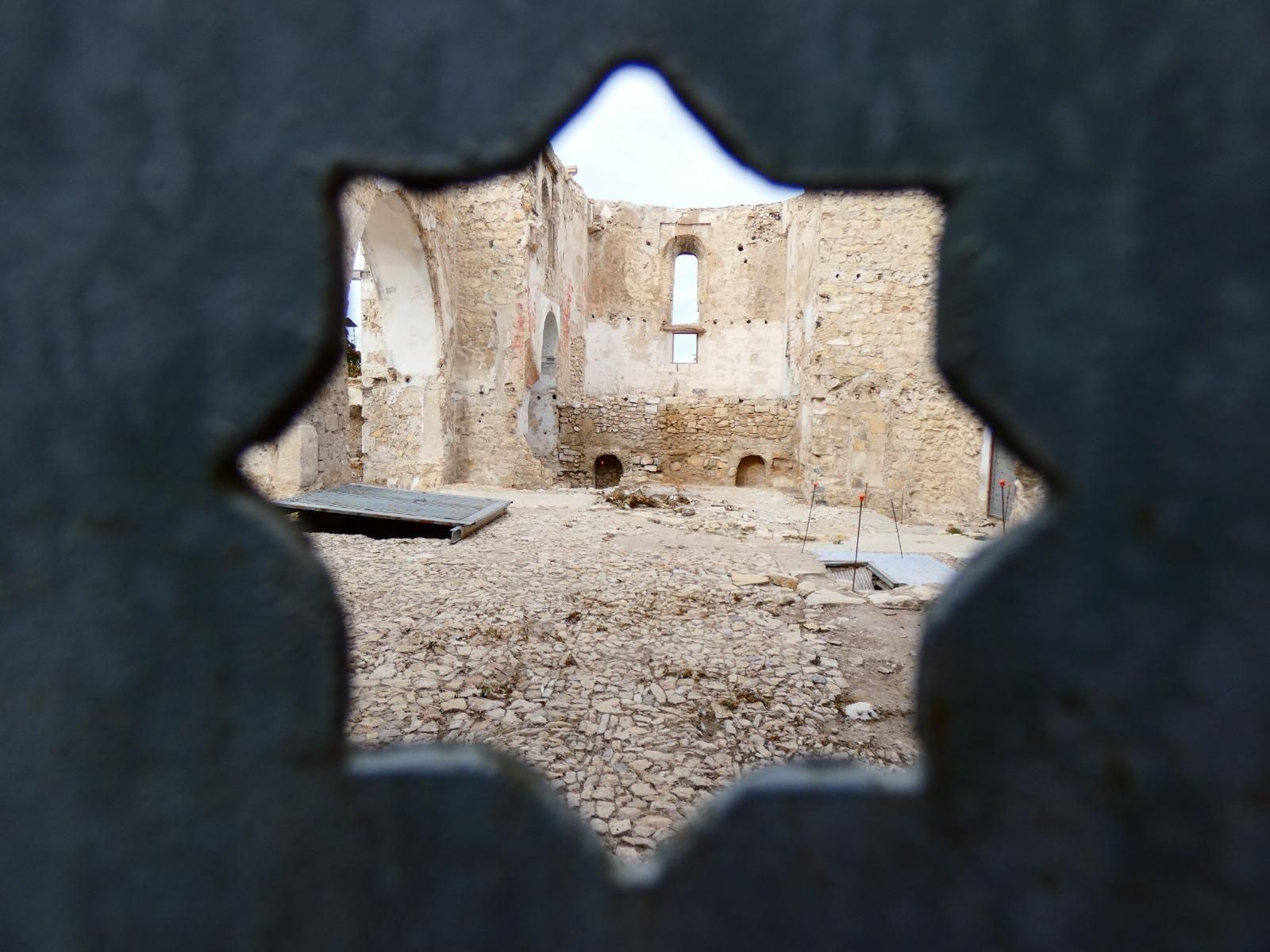 Así se encuentran los restos de la antigua iglesia de San Miguel en Jaén, en imágenes