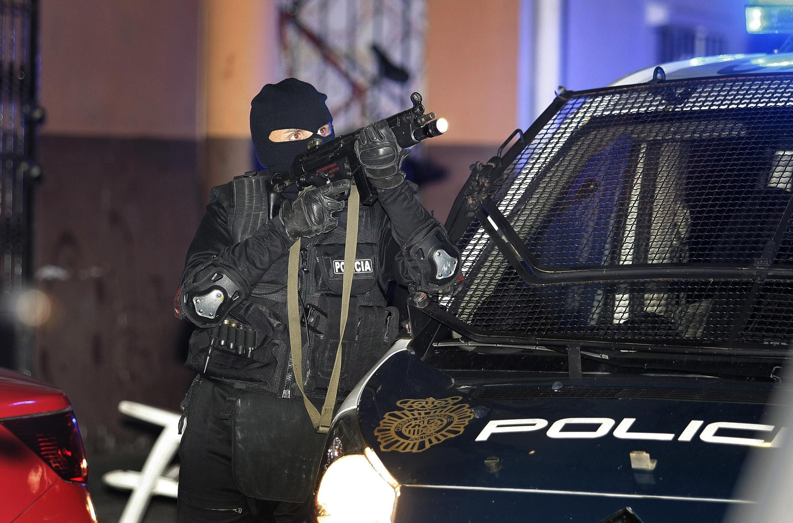 Un agente de Policía durante una redada antidroga en Sanlúcar.