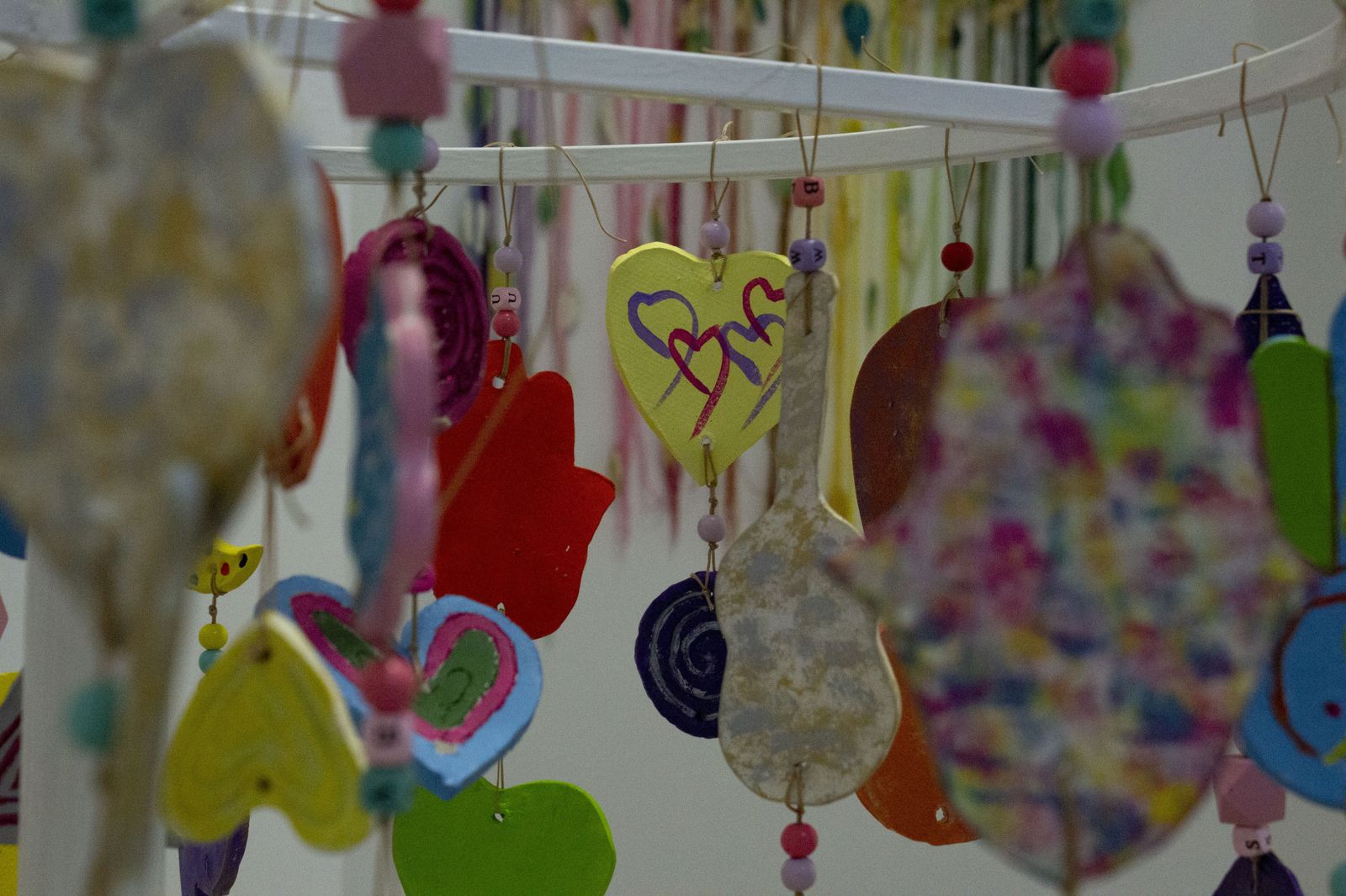 Fotos de la exposición "A través de las manos" del taller de cerámica del Centro La Marchenilla