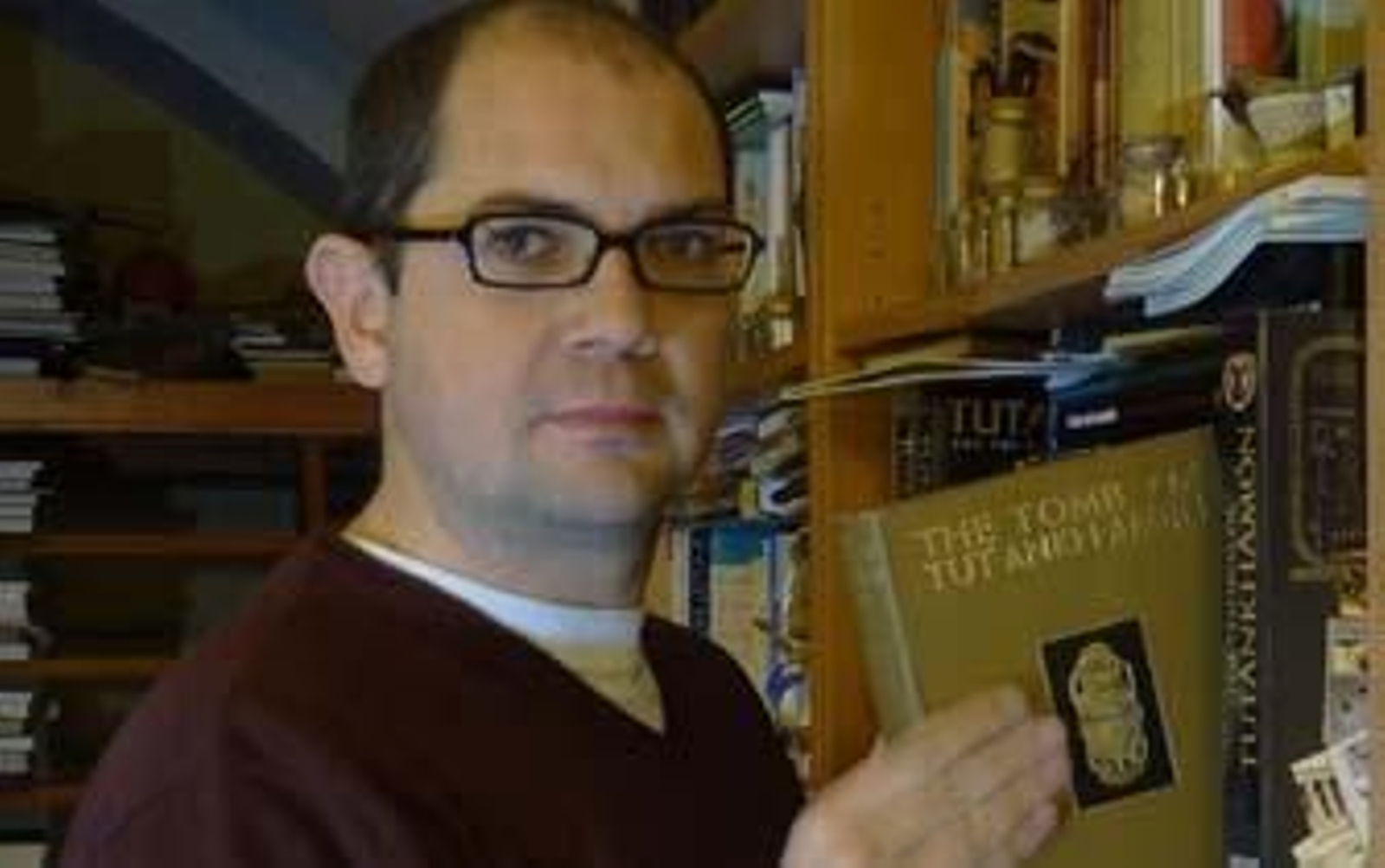 Imagen reciente de Nacho Ares, en su extensa biblioteca sobre Egipto.