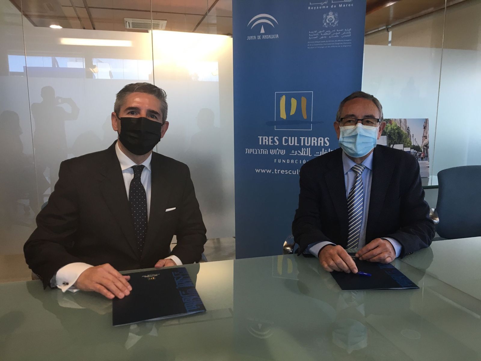 Juan Salado y José Manuel Cervera, durante la firma del acuerdo.