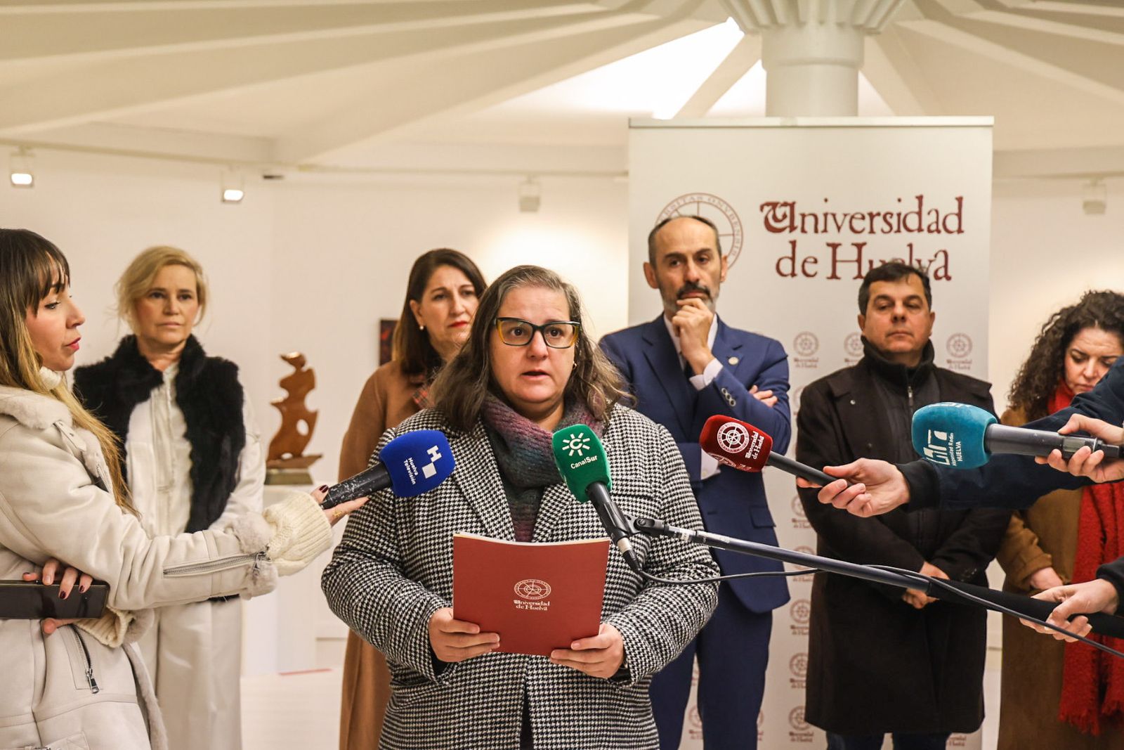 Minuto de silencio de la Universidad de Huelva por las víctimas del accidente ferroviario, en fotografías