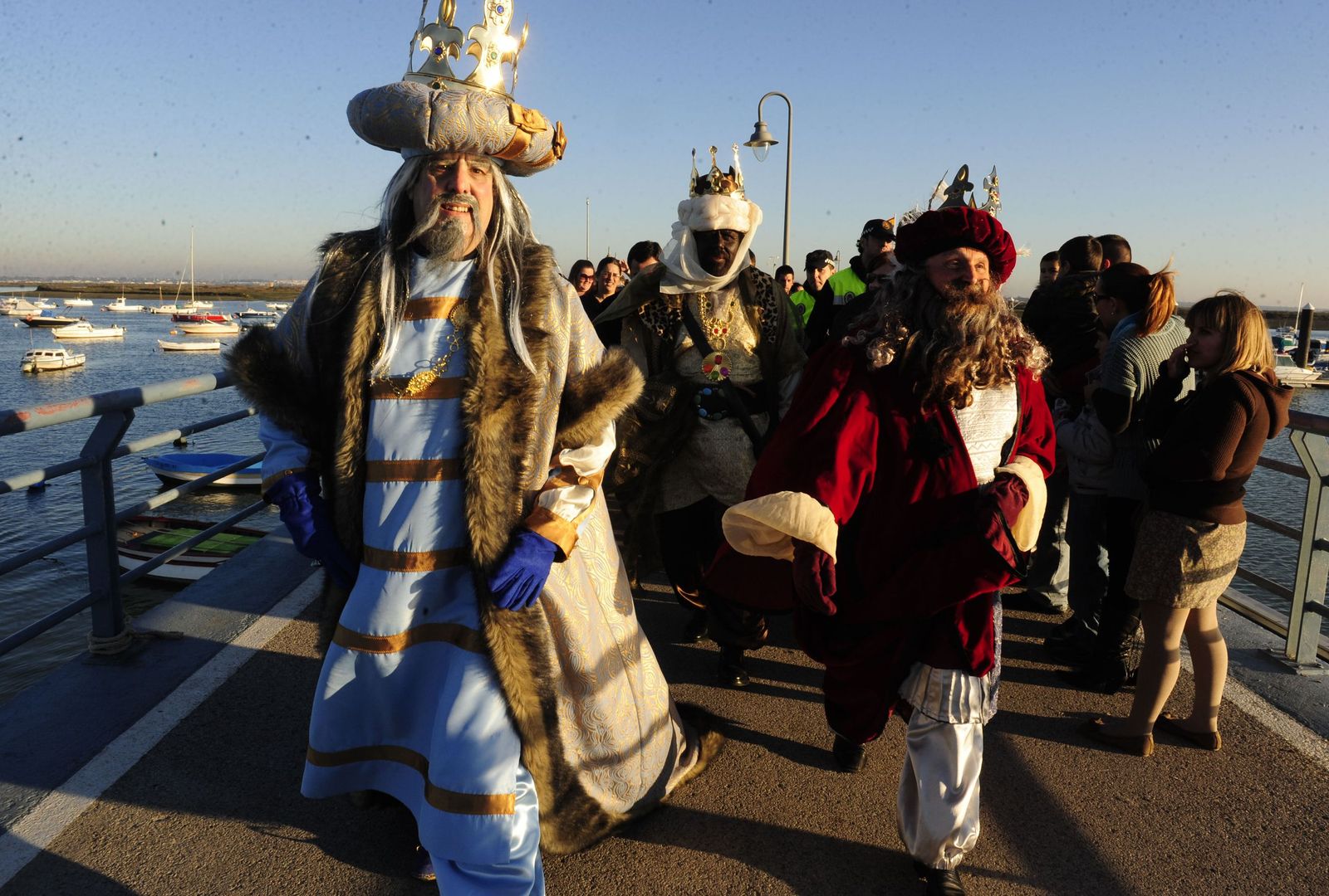 En 2012 los Reyes Magos llegaron a San Fernando en barco hasta el muelle de Gallineras. En la imagen, Melchor (Adolfo Baturone), Gaspar (Juan Coello Cruz) y Baltasar (José Suraña)