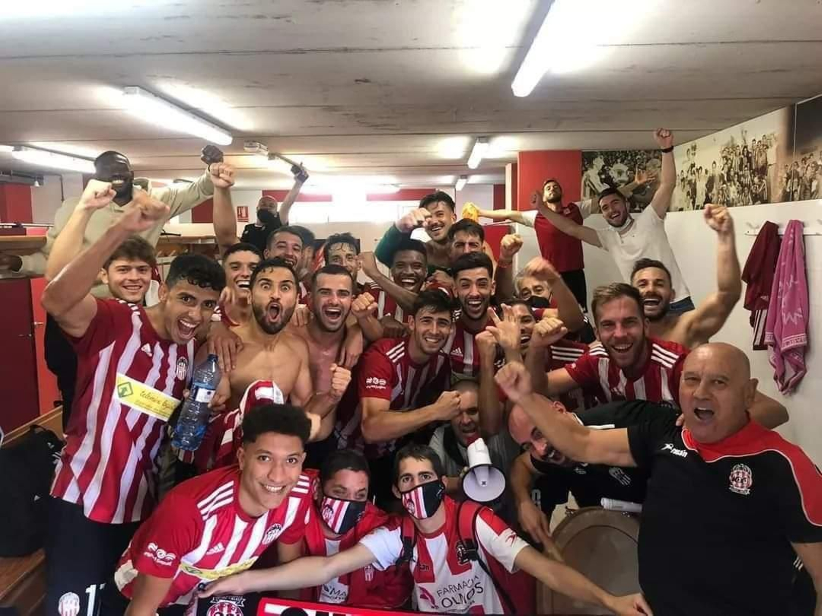 Jugadores del CD Acero celebran una victoria del presente curso.