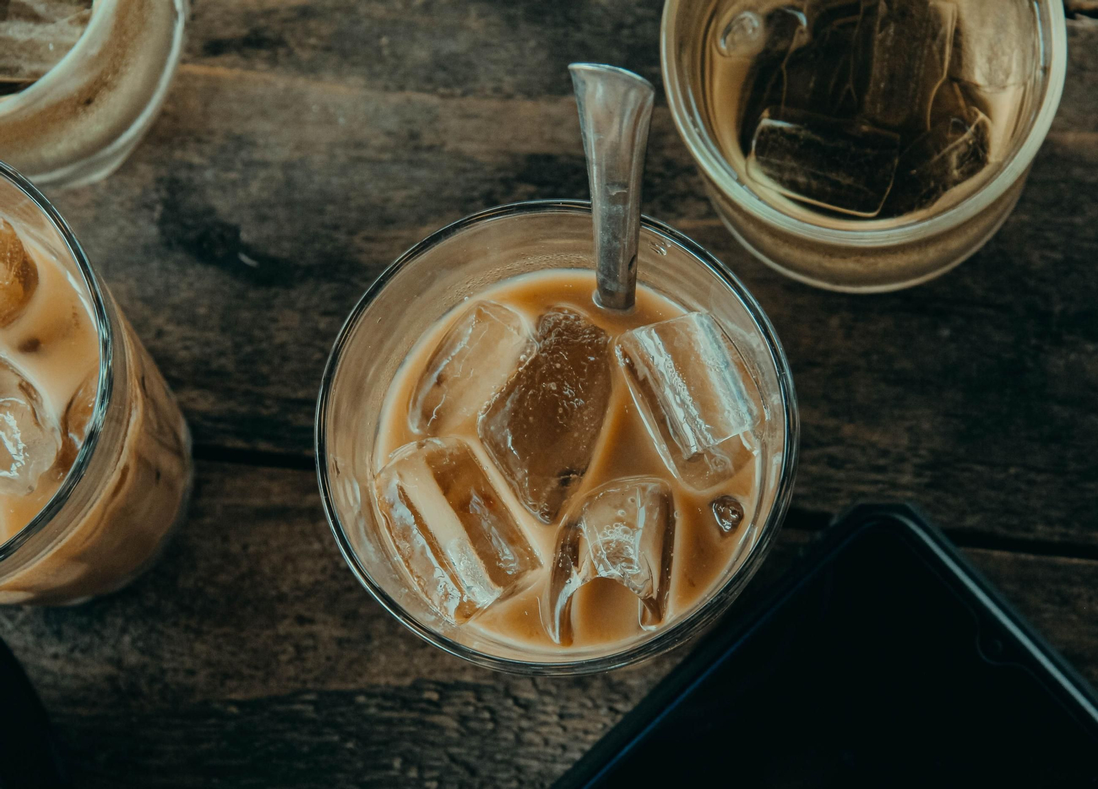Facua denuncia que una cafetería de Málaga cobra un extra por el hielo.