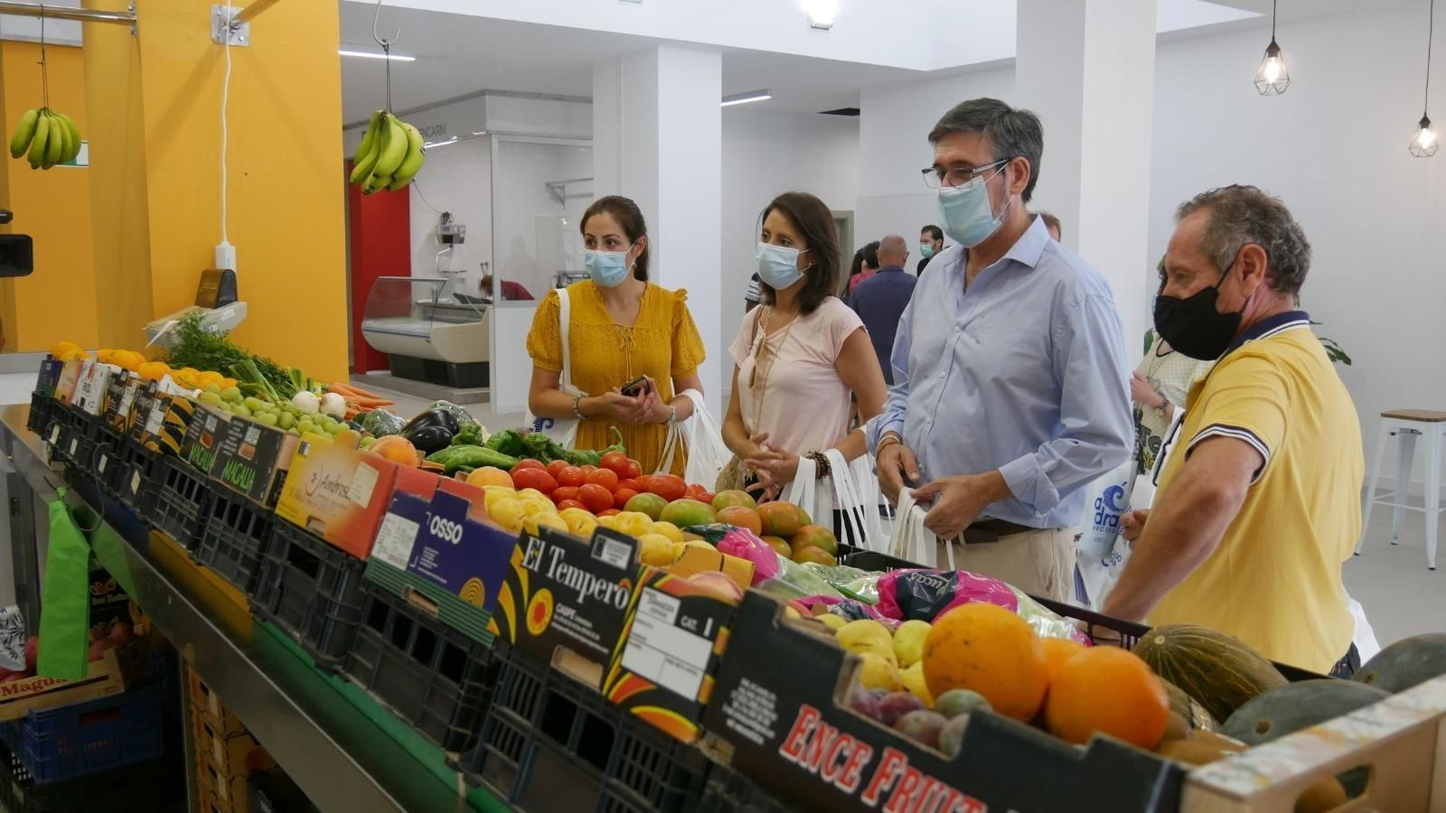 El alcalde, Manuel Cortés, en el mercado de abastos.