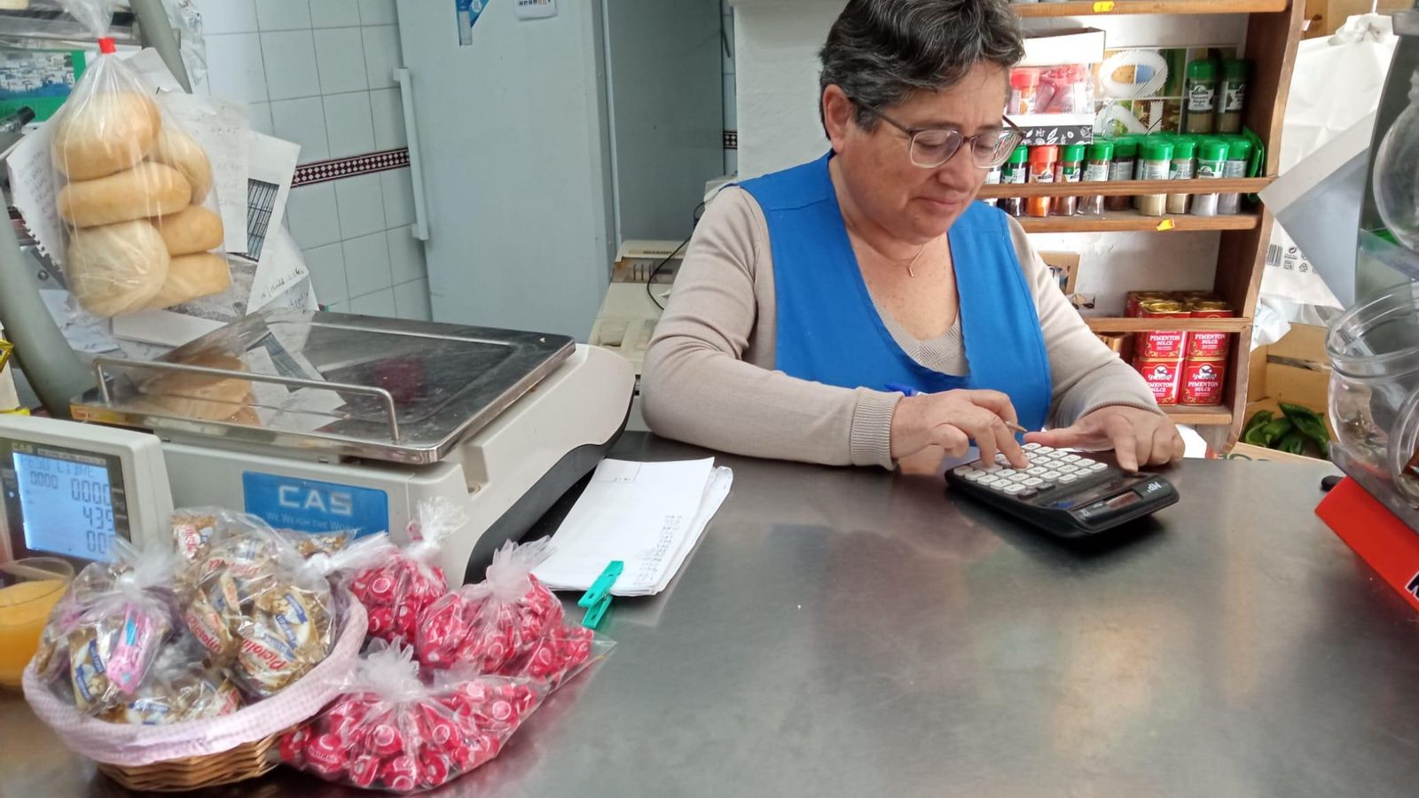 Loli se incorporó a la tienda en el año 2003 Loli se incorporó a la tienda en el año 2003